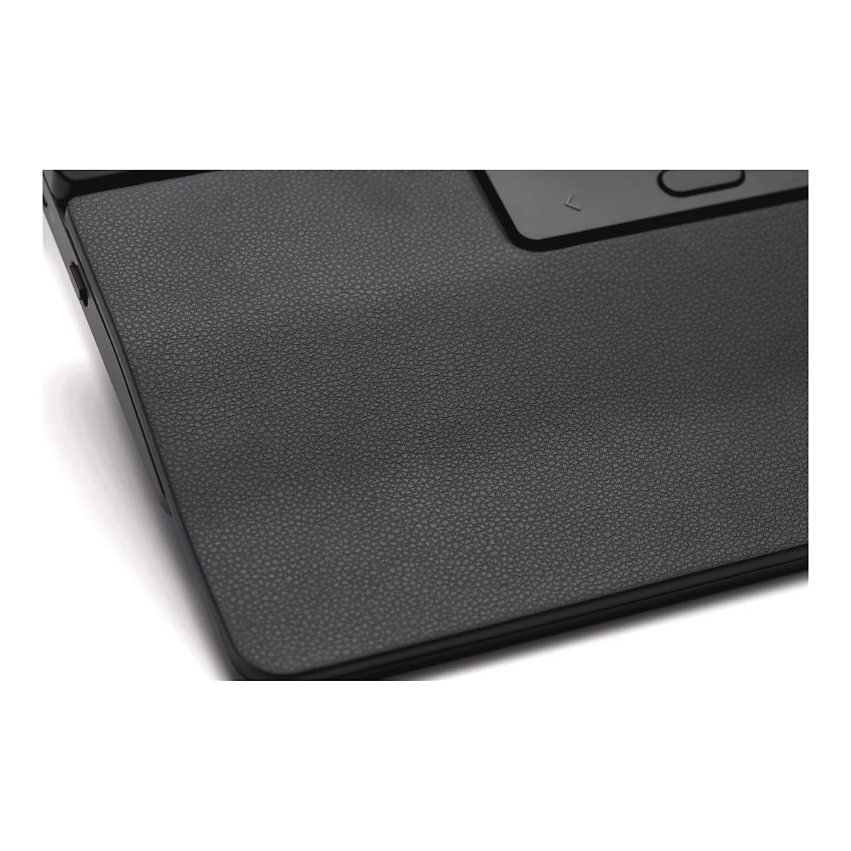 Nahaufnahme der genarbten schwarzen Handgelenkauflage eines Laptops neben dem Touchpad.