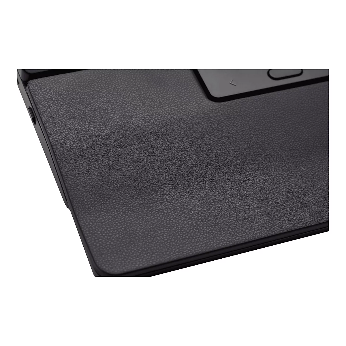 Nahaufnahme der schwarzen, texturierten Oberfläche eines Laptops neben einem Touchpad.