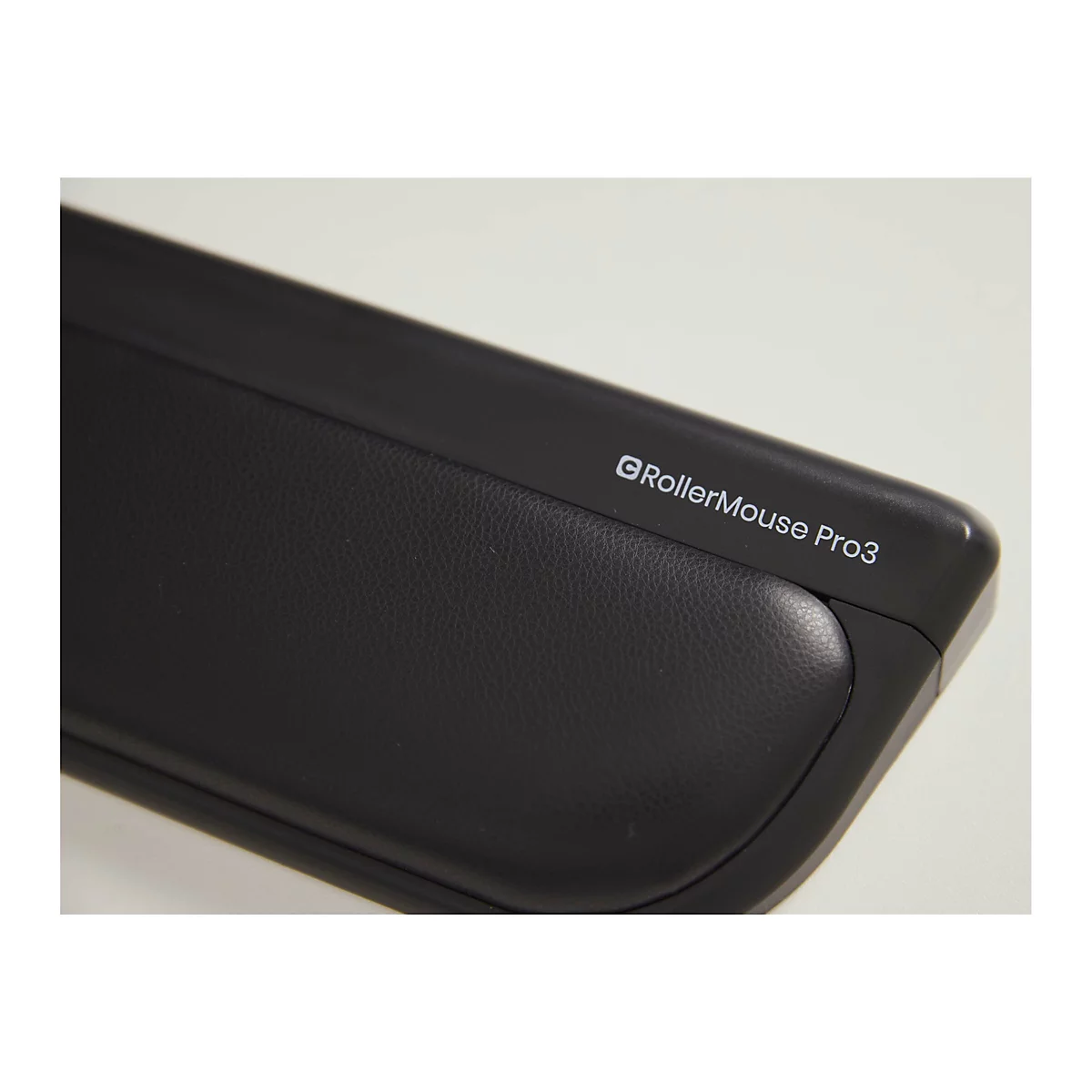 Nahaufnahme der gepolsterten Handballenauflage einer schwarzen RollerMouse Pro3 vor hellem Hintergrund.