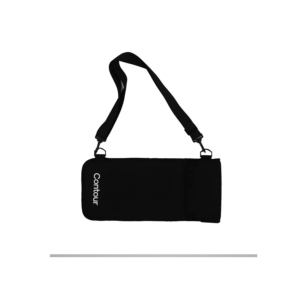 Schwarze Tasche mit Trageriemen und weißem Contour-Schriftzug vor weißem Hintergrund.