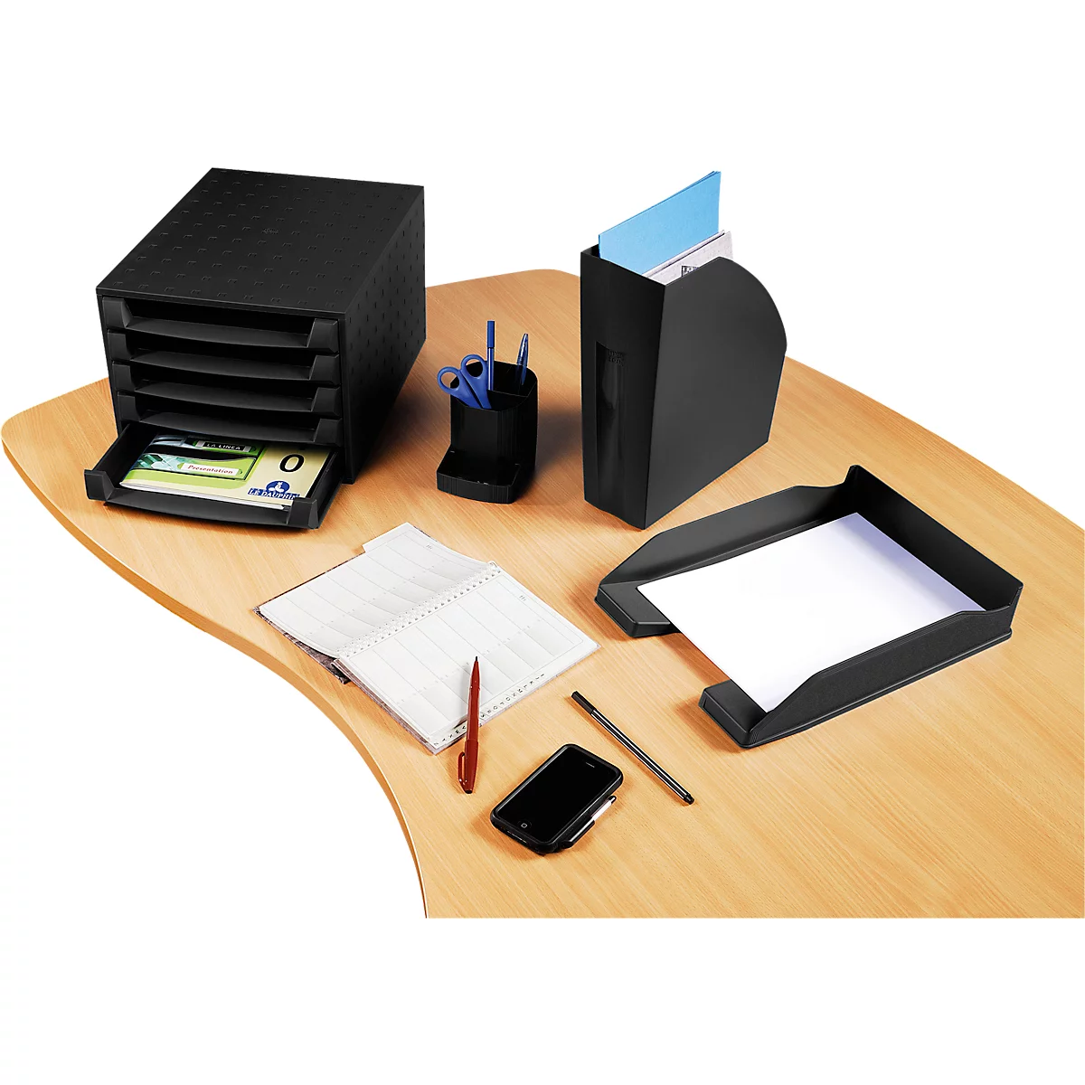 Bureau avec ensemble de bacs à lettres noirs : tour de tiroirs, porte-revues, bac à papier, porte-stylos, stylos, téléphone et documents.