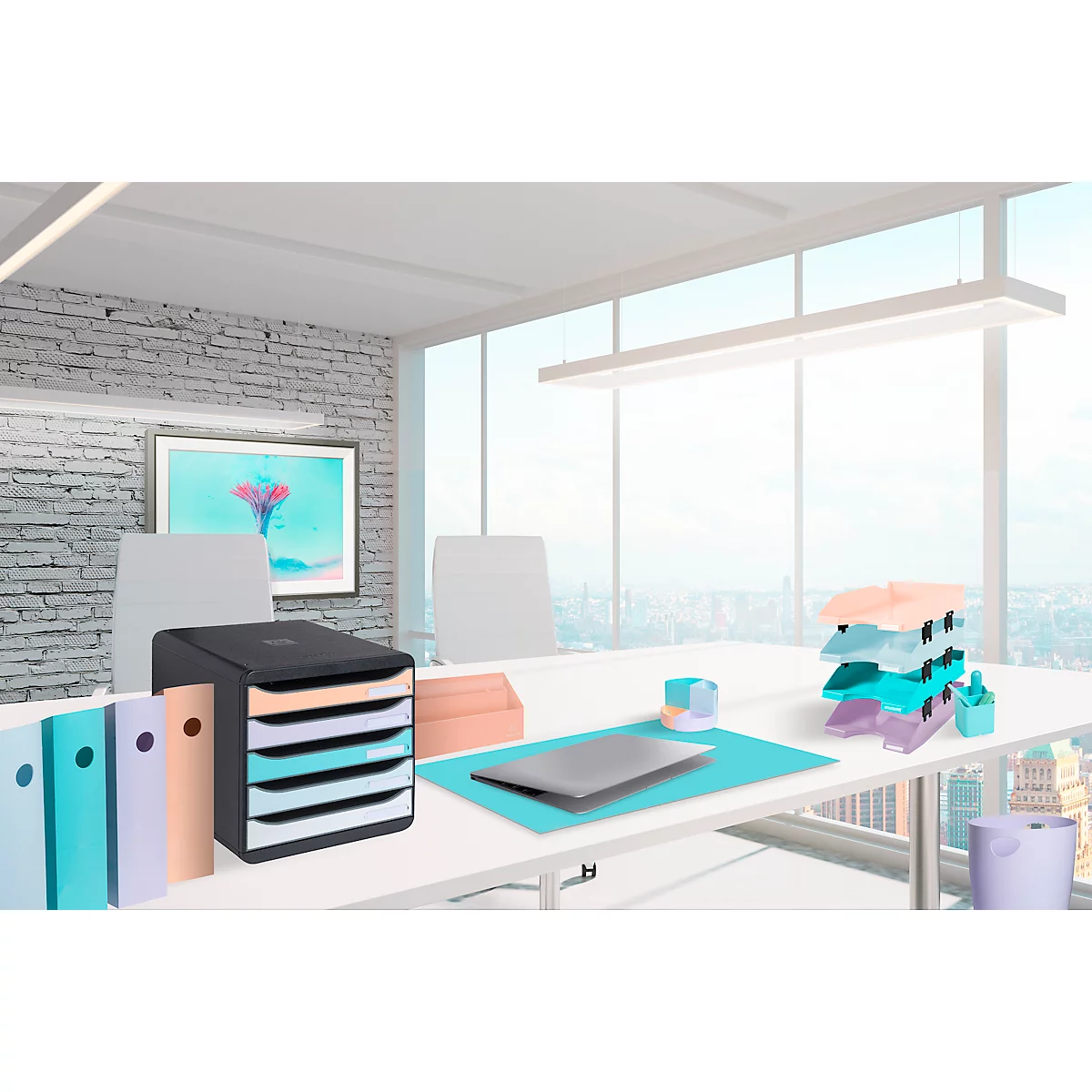 Bureau de bureau avec porte-documents et dossiers, fenêtre avec vue sur la ville. Une tablette et des accessoires de bureau sont sur la table.