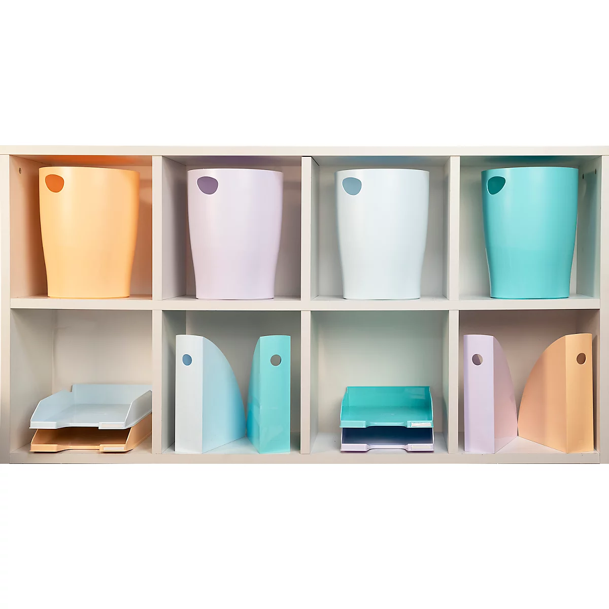 Accessoires de bureau de quatre couleurs dans une étagère : poubelles et plateaux à papier.