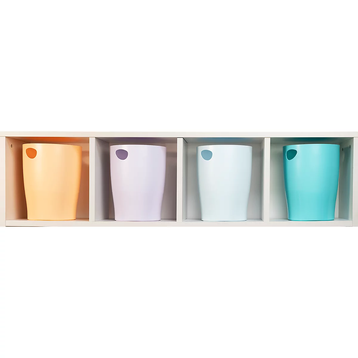 Quatre tasses colorées dans une étagère blanche. Chaque tasse a une poignée et est de couleurs pastel : orange, violet, bleu, turquoise.