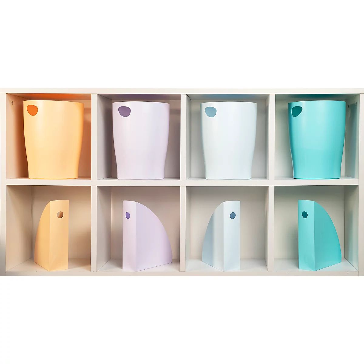 Huit conteneurs colorés dans une étagère blanche. Haut: orange, violet, blanc, turquoise. Bas: beige, lilas, bleu clair, turquoise.