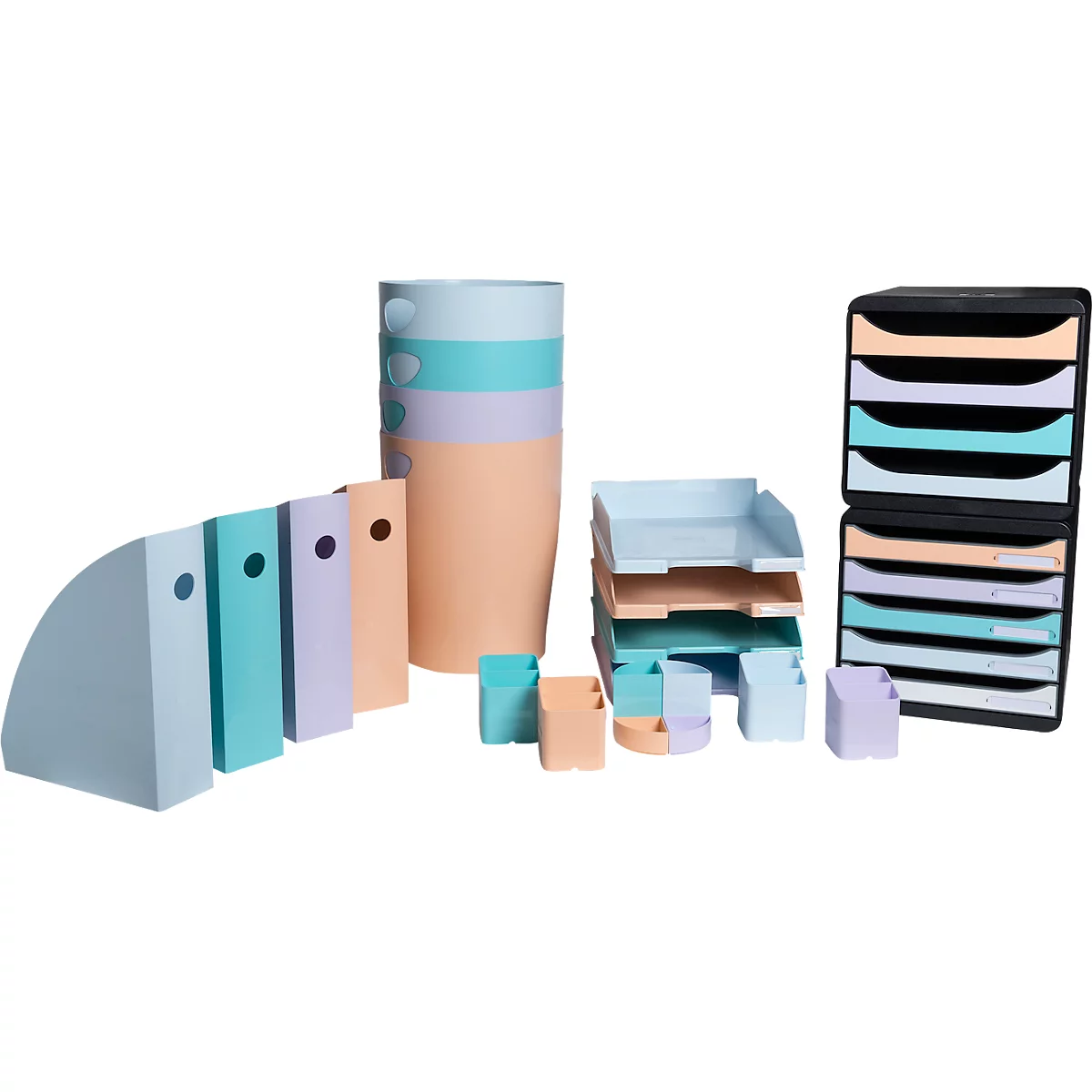Un collage d'accessoires de bureau aux couleurs pastel : porte-revues, porte-stylos, plateaux de classement et une tasse.