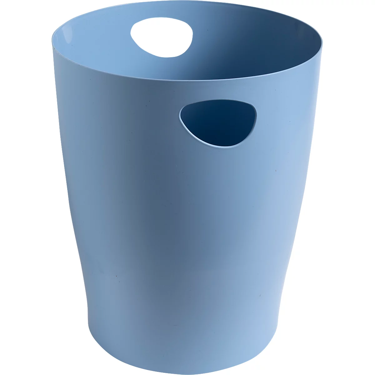 Corbeille en plastique bleu clair avec ouvertures pour poignées. Sur fond blanc.