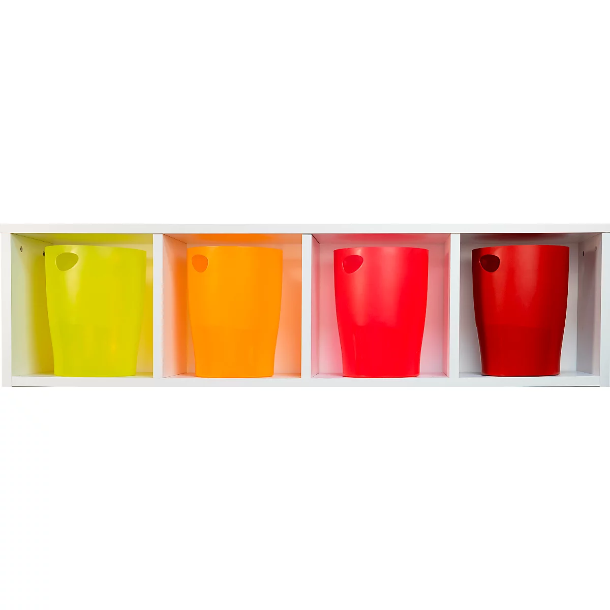 Quatre tasses colorées, jaune, orange et rouge, dans une étagère blanche.