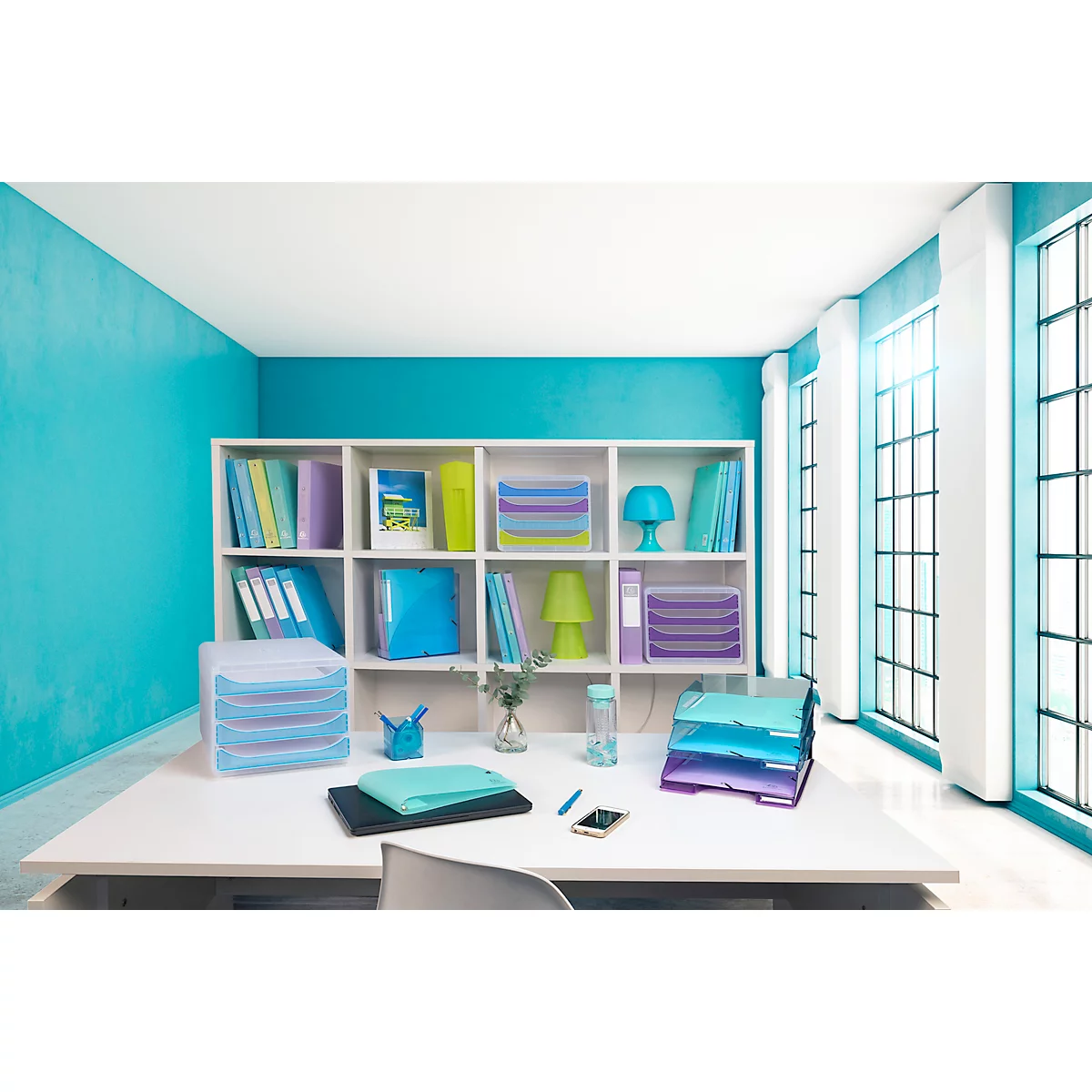 Bureau avec décoration bleue et blanche, bureau et étagère avec fournitures de bureau. Ambiance lumineuse et conviviale.