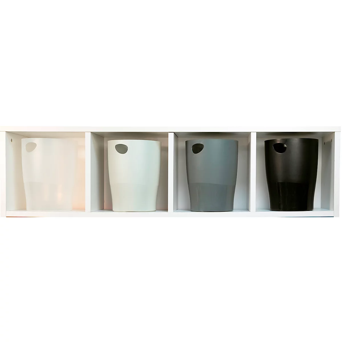 Quatre récipients cylindriques de couleurs différentes avec des ouvertures de poignée dans une étagère blanche. Couleurs: blanc, bleu clair, gris et noir.