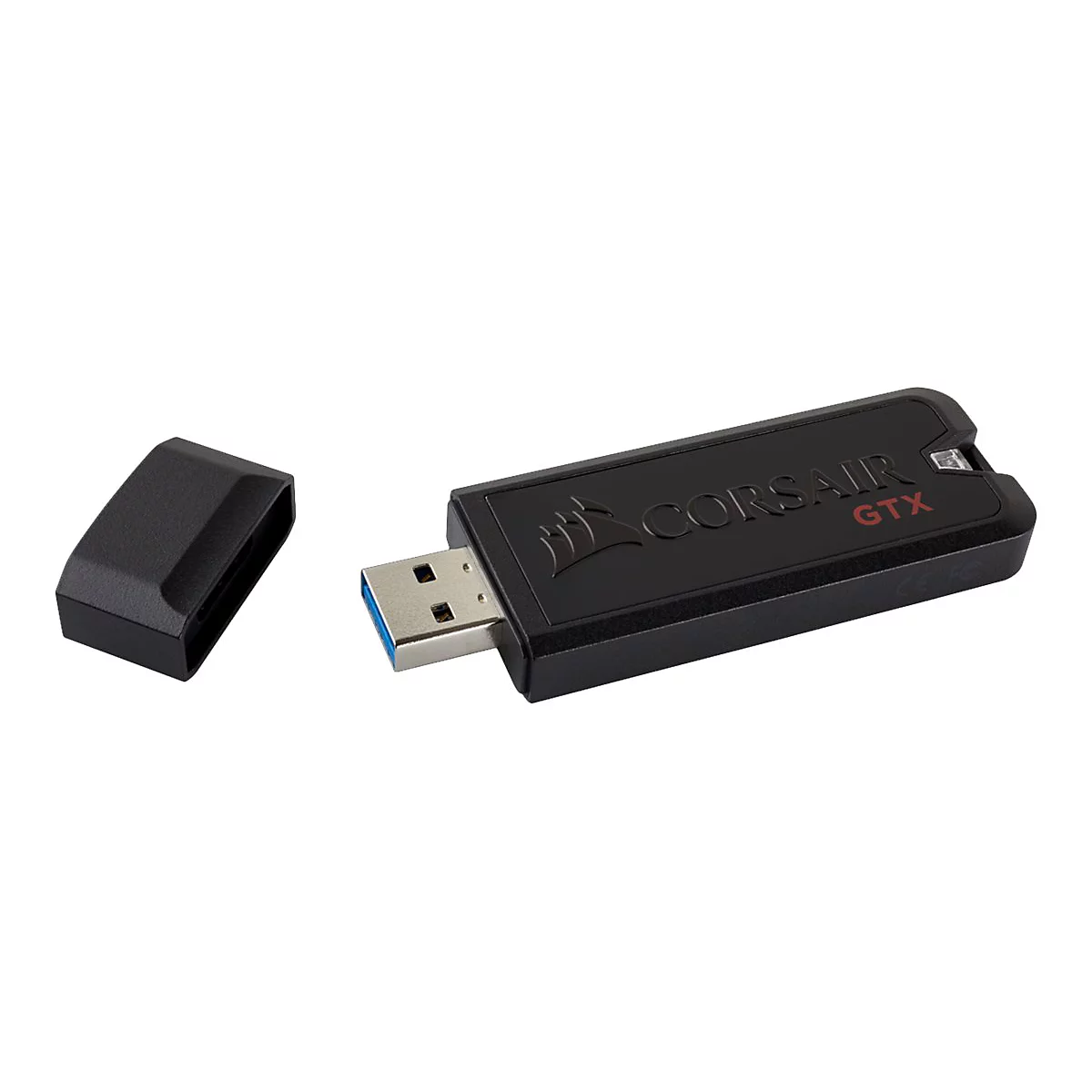 Schwarzer Corsair GTX USB-Stick mit abgenommener Schutzkappe vor weißem Hintergrund.