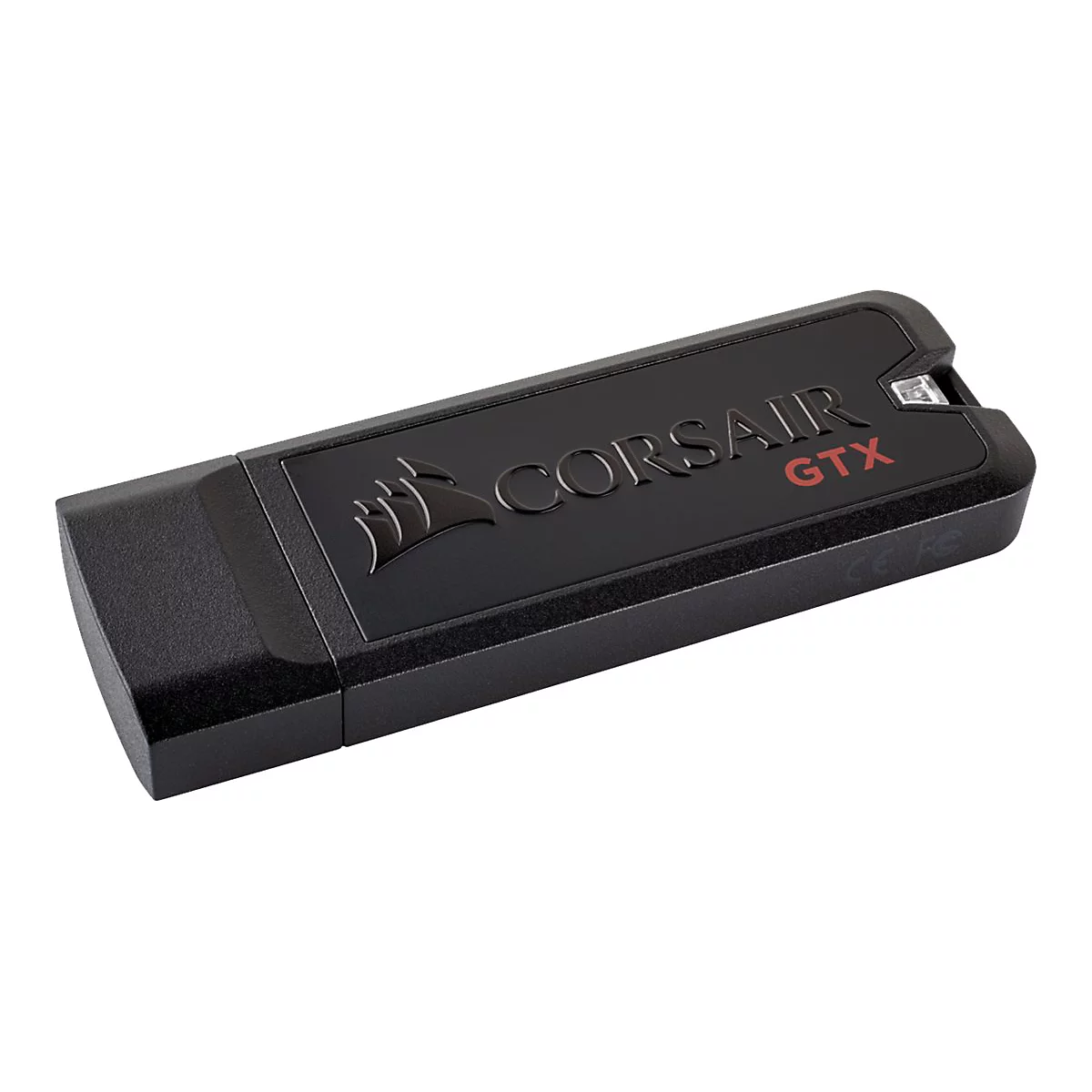 Schwarzer Corsair GTX USB-Stick mit eingeprägtem Logo vor weißem Hintergrund.