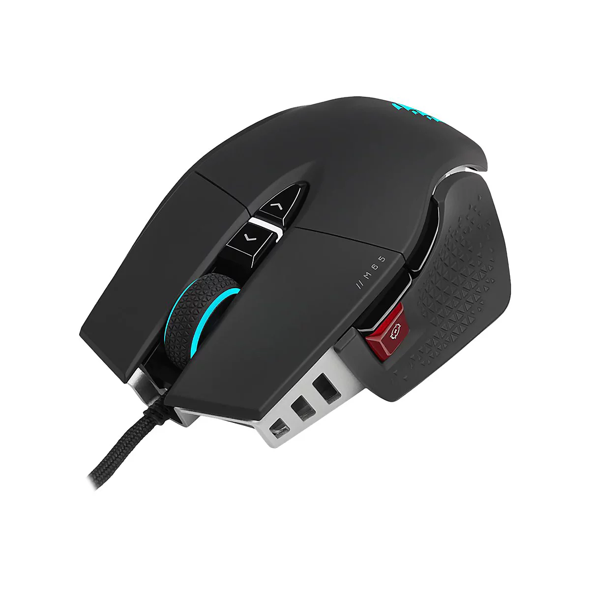 Schwarze Gaming-Maus mit blau beleuchtetem Mausrad, silbernem Unterbau und roter Seitentaste vor weißem Hintergrund.