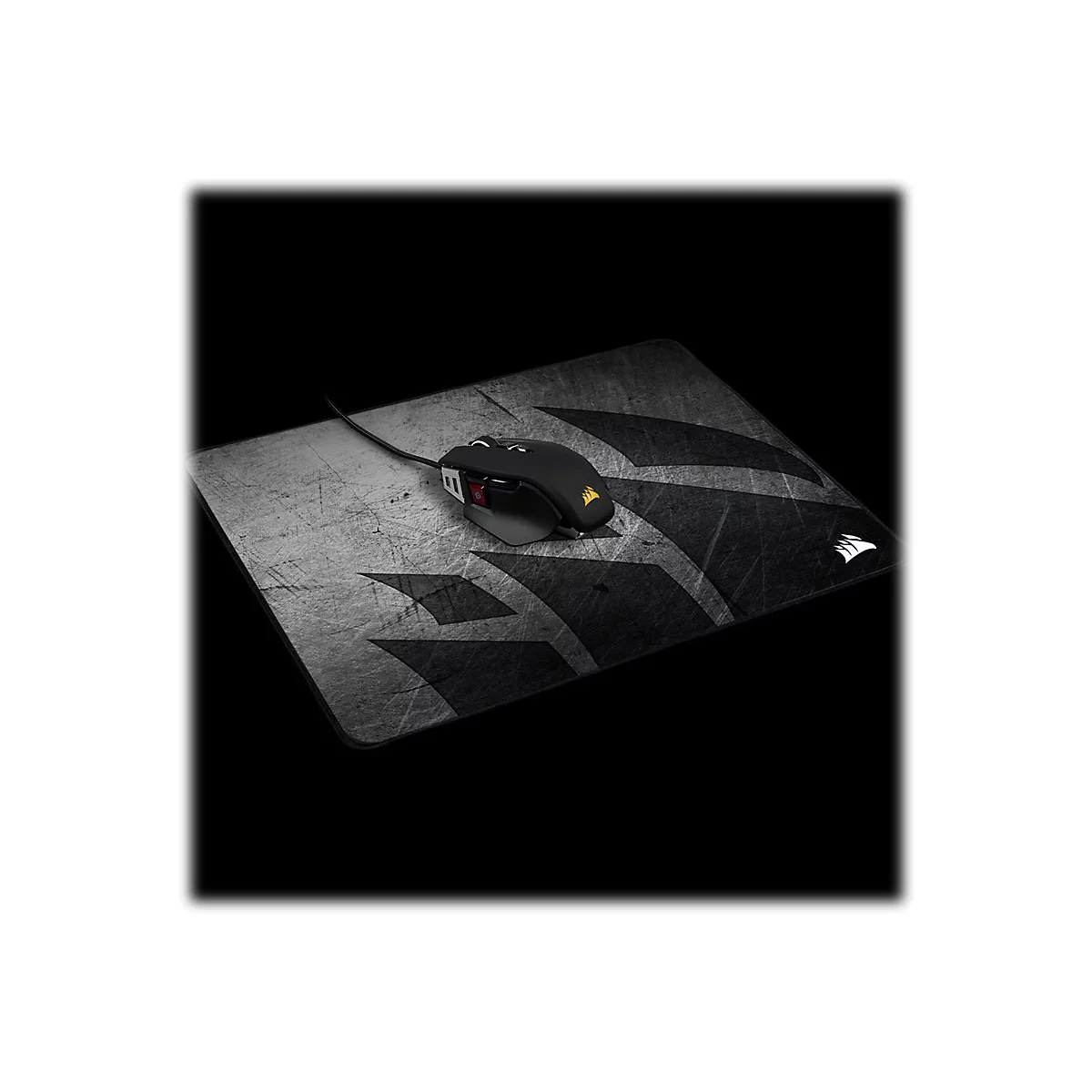 Schwarze Gaming-Maus auf Mauspad. Mauspad mit groÃŸem, abstraktem Muster. Corsair-Logo rechts.