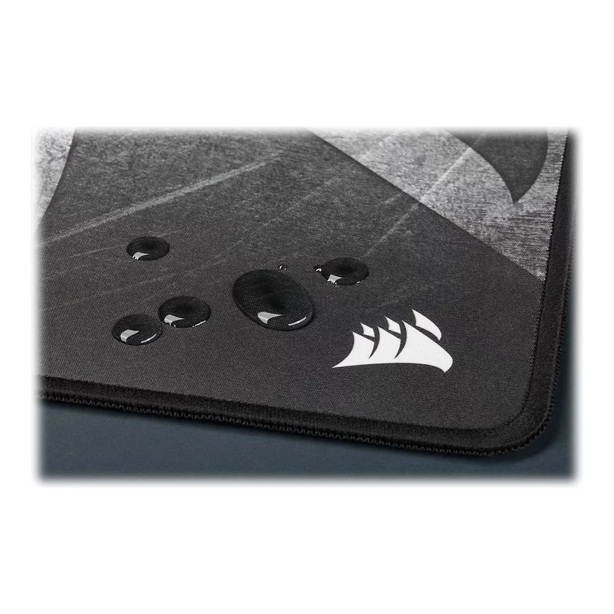 Schwarzes Mauspad mit Corsair-Logo und Wassertropfen. Schwarzer Rand. Graue Musterung.