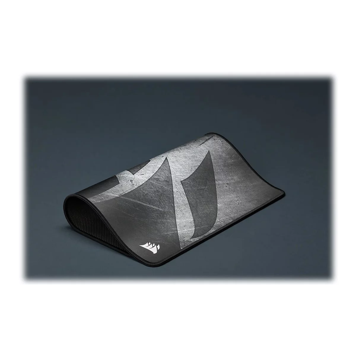 Schwarzes Mauspad mit Corsair-Logo. GroÃŸe weiÃŸe, abgenutzte Grafik. Schwarze Gummierung.