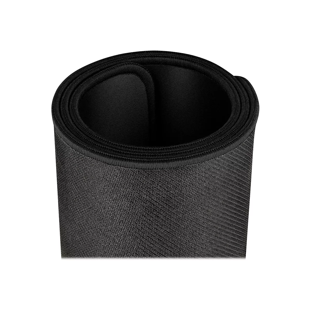 Nahaufnahme eines aufgerollten schwarzen Mauspads mit Textur und genähter Kante.