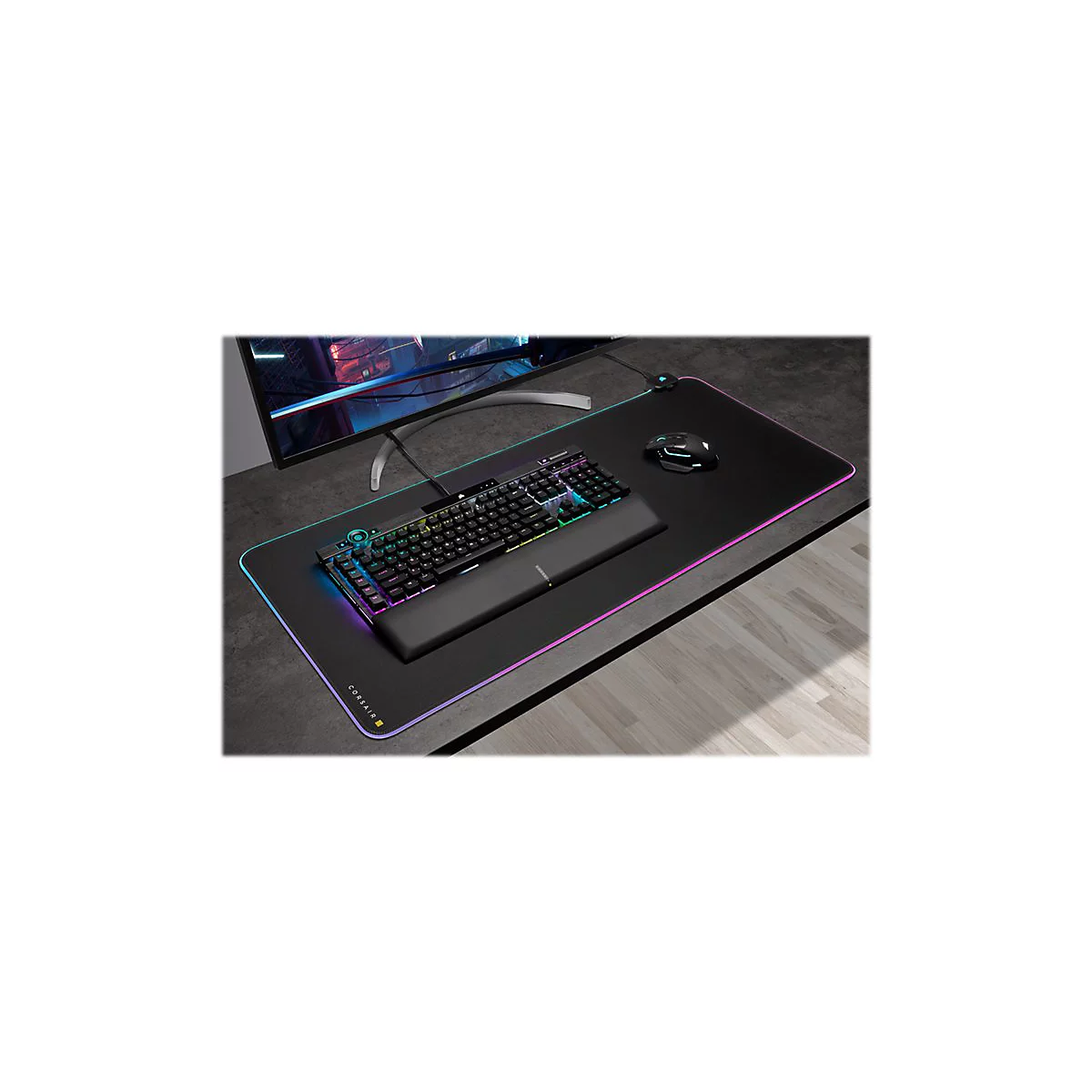 Schwarzes Gaming-Mauspad mit Tastatur, Maus und Monitor.