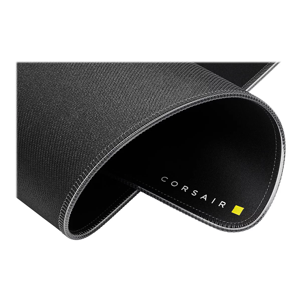Detailaufnahme eines schwarzen Corsair-Mauspads, das sich aufrollt. Am Rand ist das Corsair Logo.