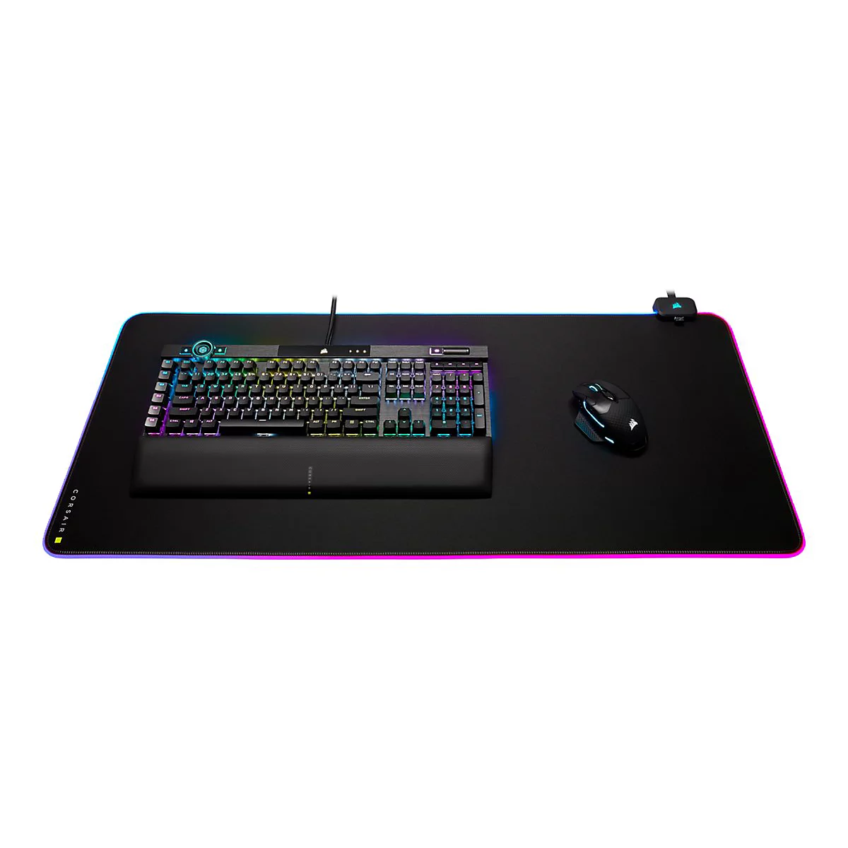 Schwarzes Gaming-Zubehör-Set: Tastatur, Maus, Mauspad mit RGB-Beleuchtung.