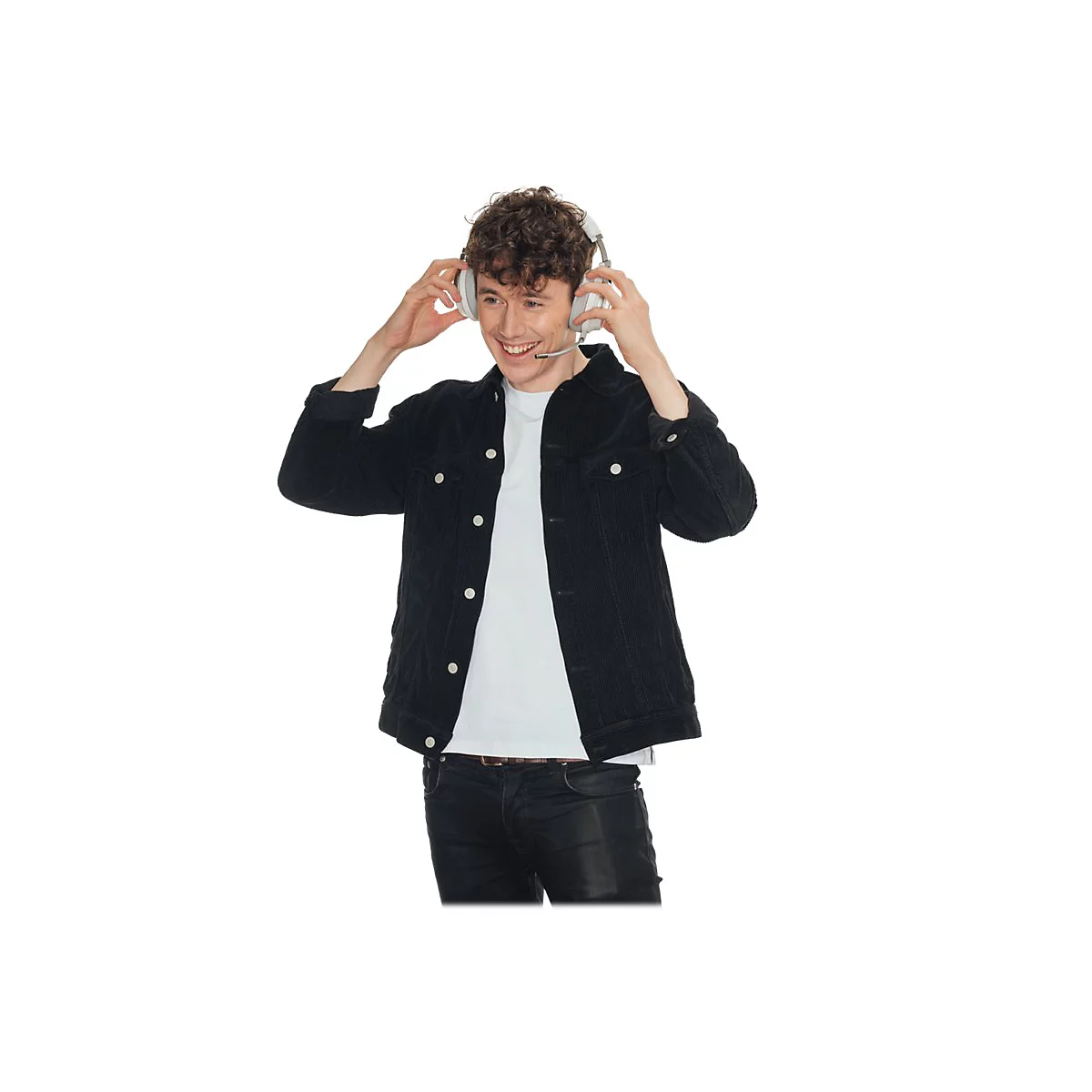 Junger Mann mit Locken und Headset, er wirkt frÃ¶hlich. Er trÃ¤gt eine schwarze Jacke und ein weiÃŸes T-Shirt.