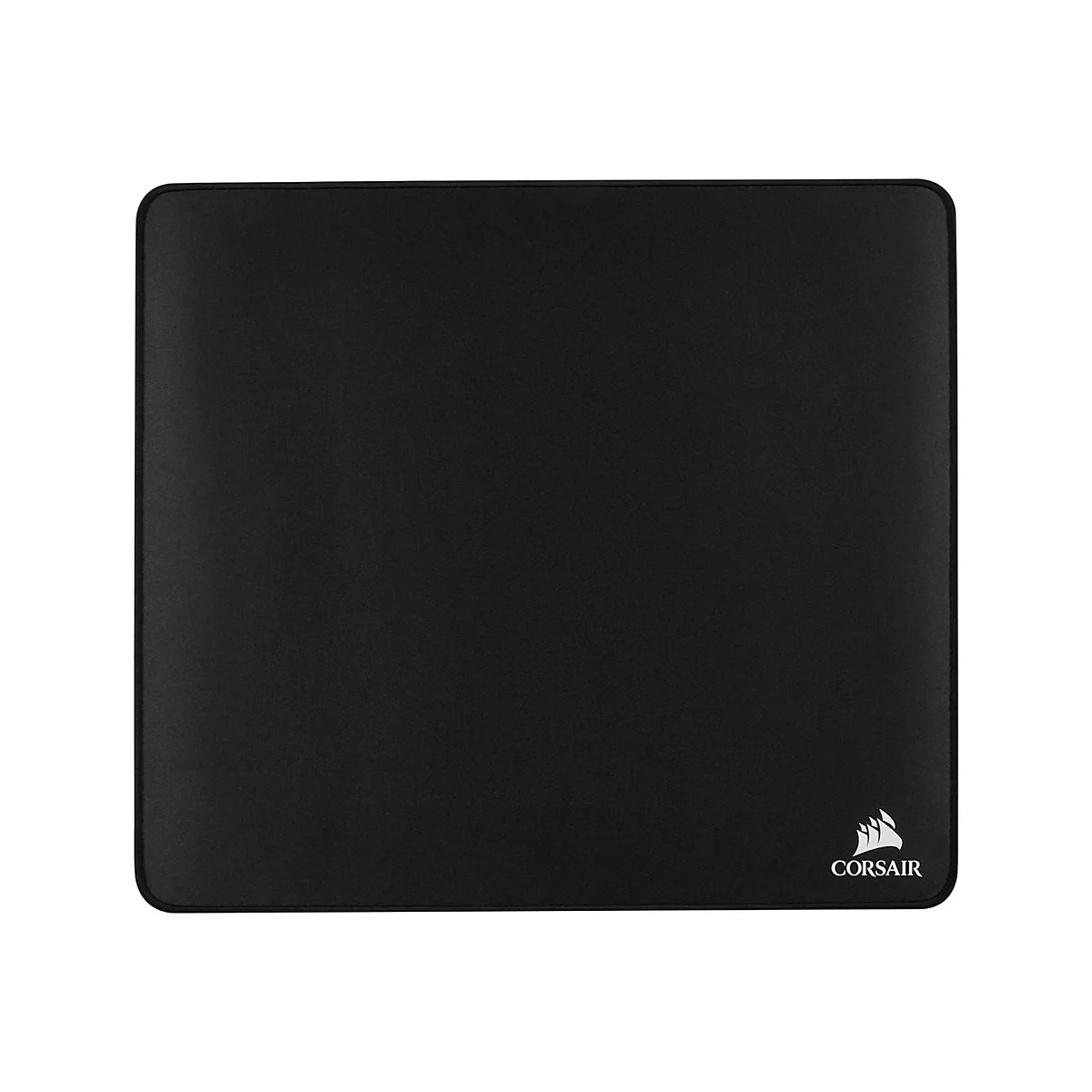 Tapis de souris rectangulaire noir avec des coins arrondis. Le logo Corsair est en bas à droite.