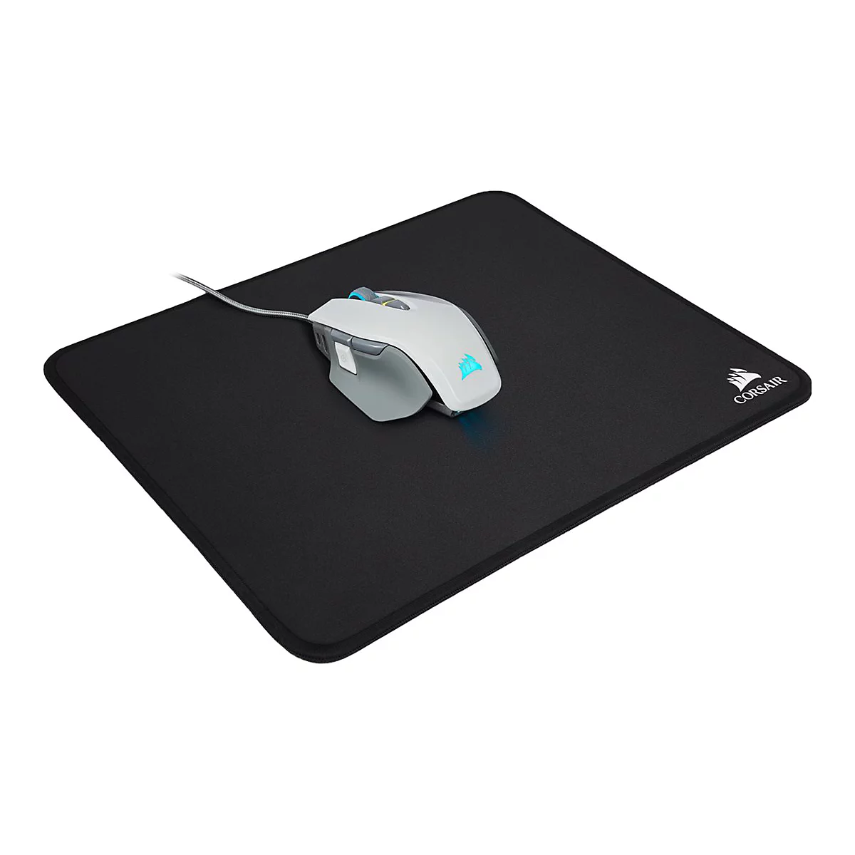 Une souris de jeu blanche avec des accents gris et bleus sur un tapis de souris noir. Le tapis a un logo Corsair.
