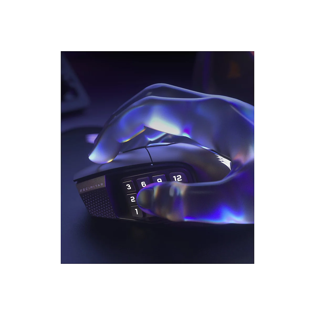 Nahaufnahme eines Gaming-Maus-Designs, hervorgehoben durch eine gläserne Hand. Die Maus zeigt eine Reihe von nummerierten Tasten.