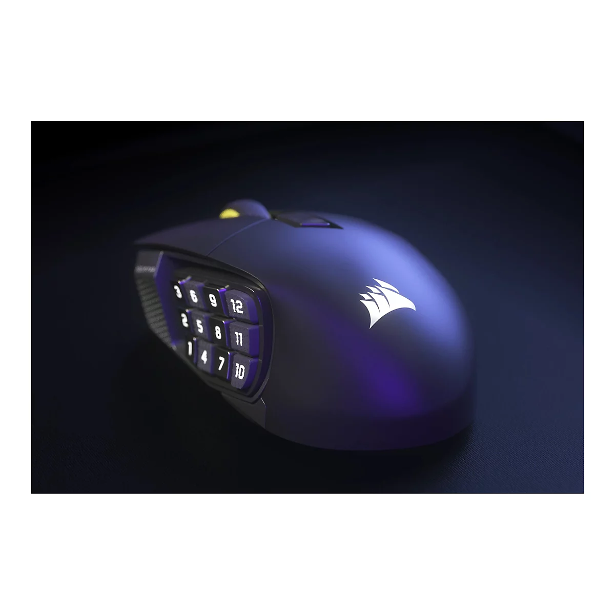 Schwarze Gaming-Maus mit beleuchteten Knöpfen und Corsair-Logo. Auf den Knöpfen befinden sich Zahlen.