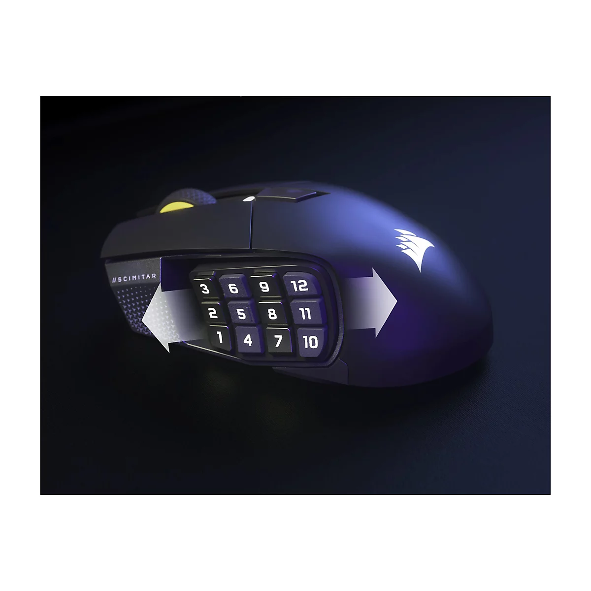 Nahaufnahme einer schwarzen Gaming-Maus mit nummerierten Tasten. Das Logo ist rechts zu sehen.