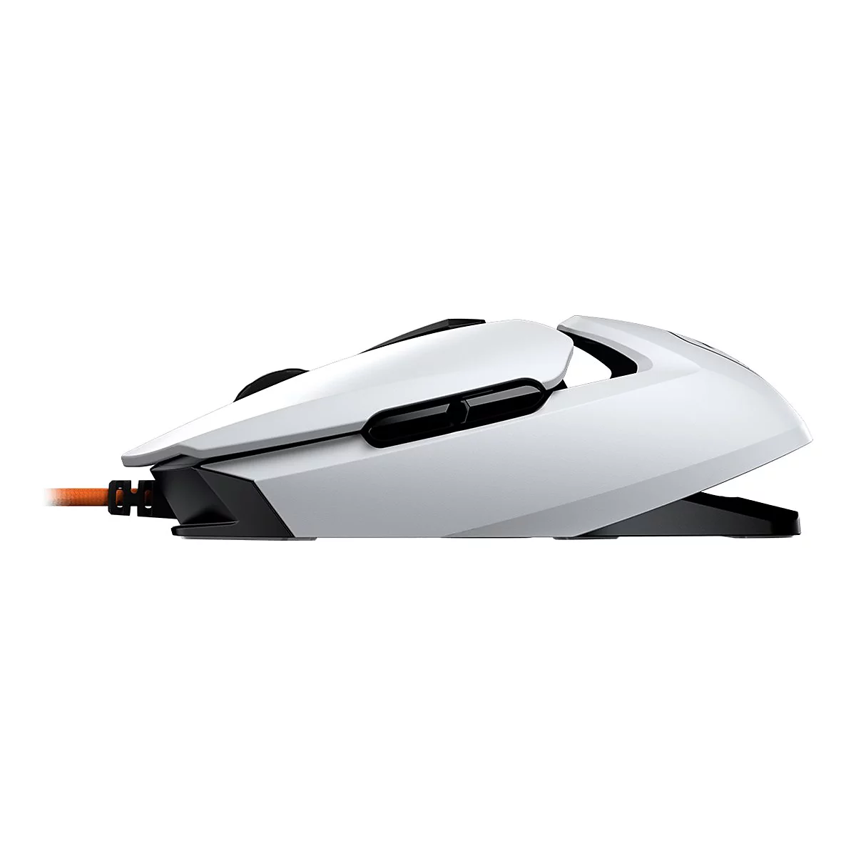 Seitenansicht einer weißen Gaming-Maus mit orangefarbenem Kabel vor weißem Hintergrund.
