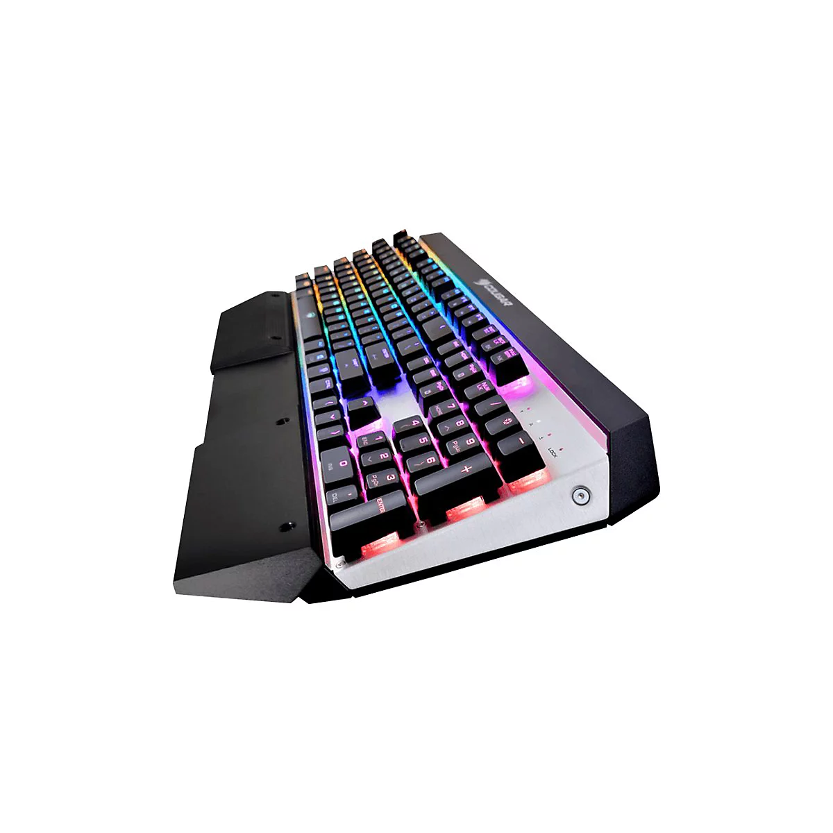 Eine perspektivische Aufnahme einer Gaming-Tastatur mit farbiger Beleuchtung und Handauflage. Der Hintergrund ist weiÃŸ.