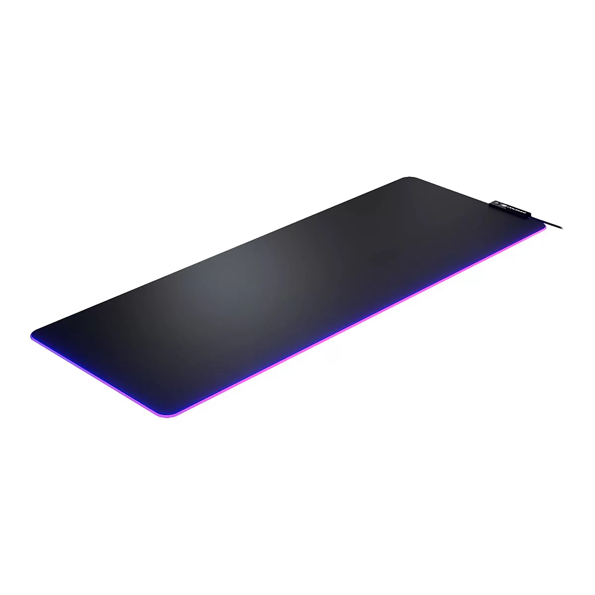 Längliches, schwarzes Gaming-Mauspad mit leuchtendem, violettem RGB-Rand vor weißem Hintergrund.