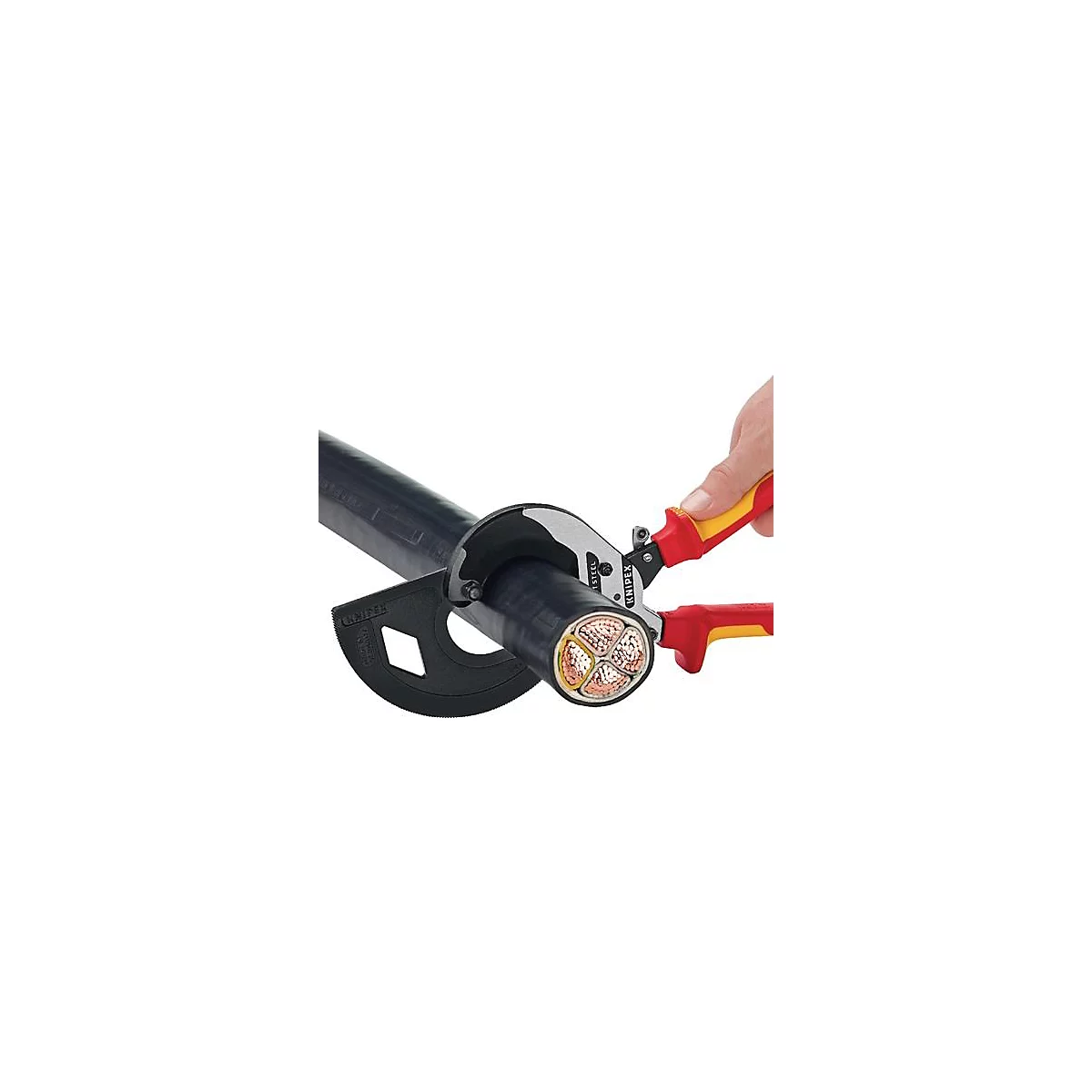 Une personne coupe un gros câble noir avec une cisaille à câble Knipex rouge et jaune. L'intérieur du câble est visible.