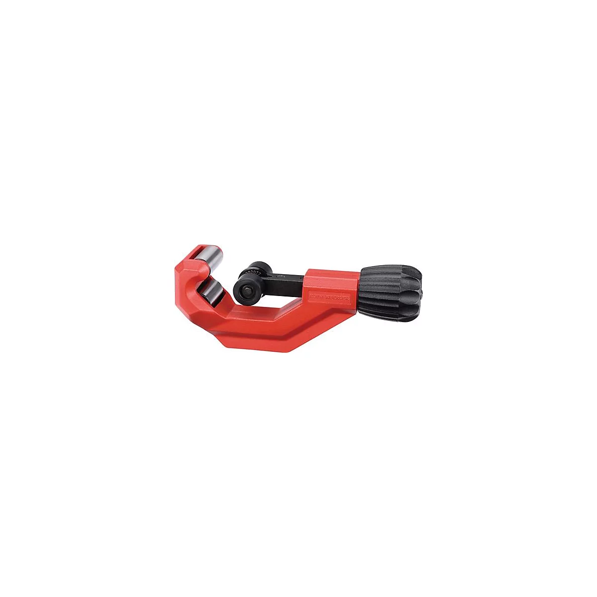 Un coupe-tube rouge avec une poignée noire et des rouleaux. Pour la plomberie et la construction.