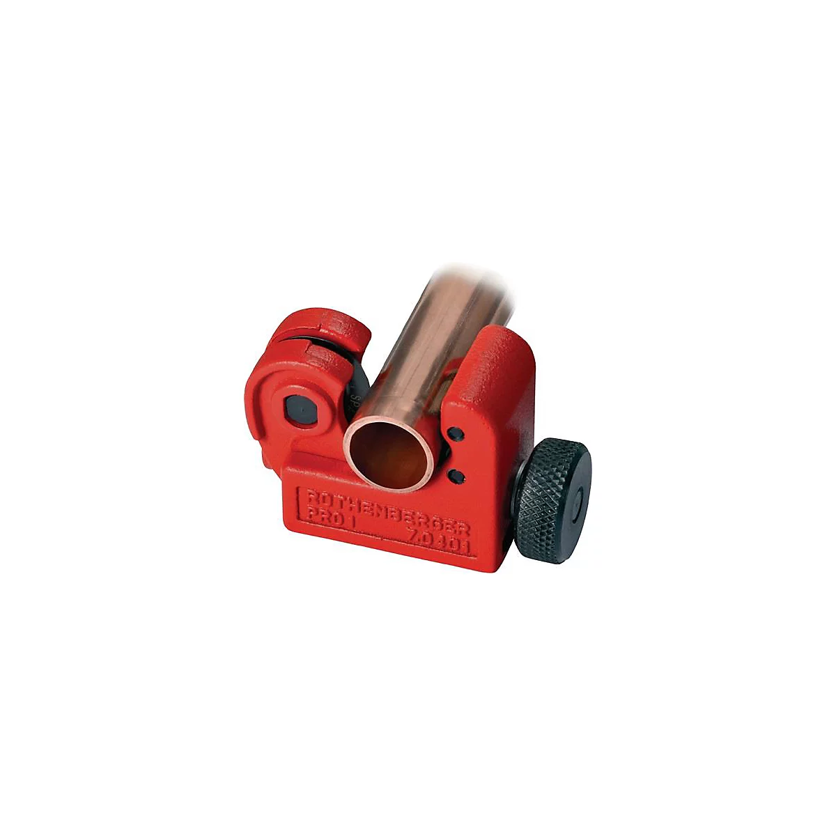 Une conduite en cuivre coupée par un coupe-tube rouge. L'outil indique "ROTHENBERGER PRO I 70401".