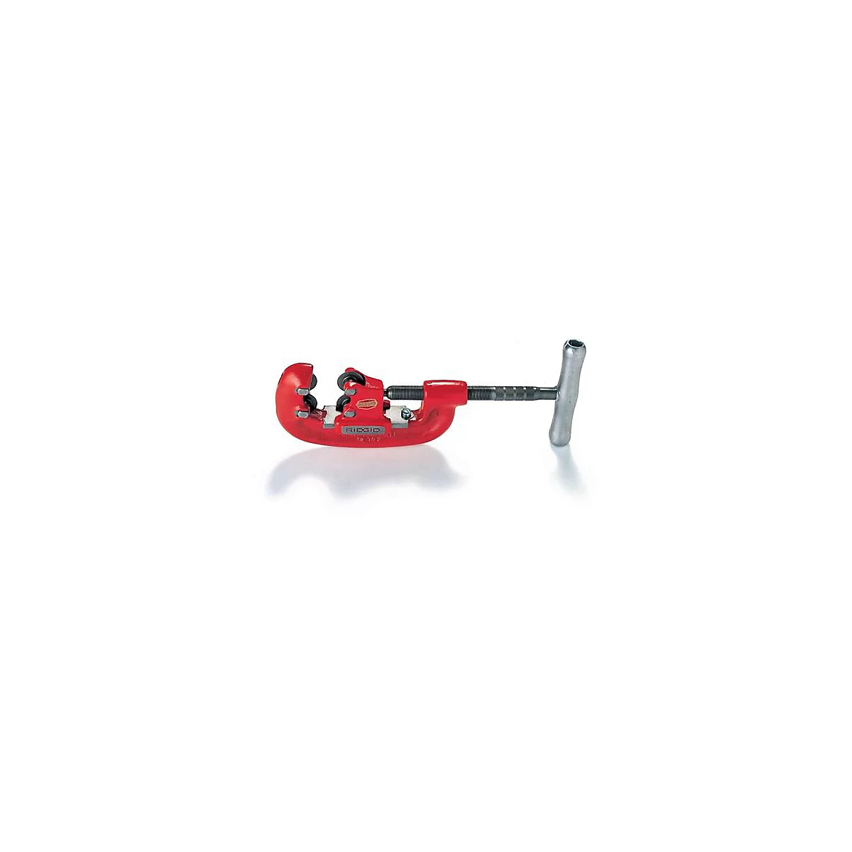 Coupe-tube rouge, avec poignée argentée. L'outil est posé sur un fond blanc.
