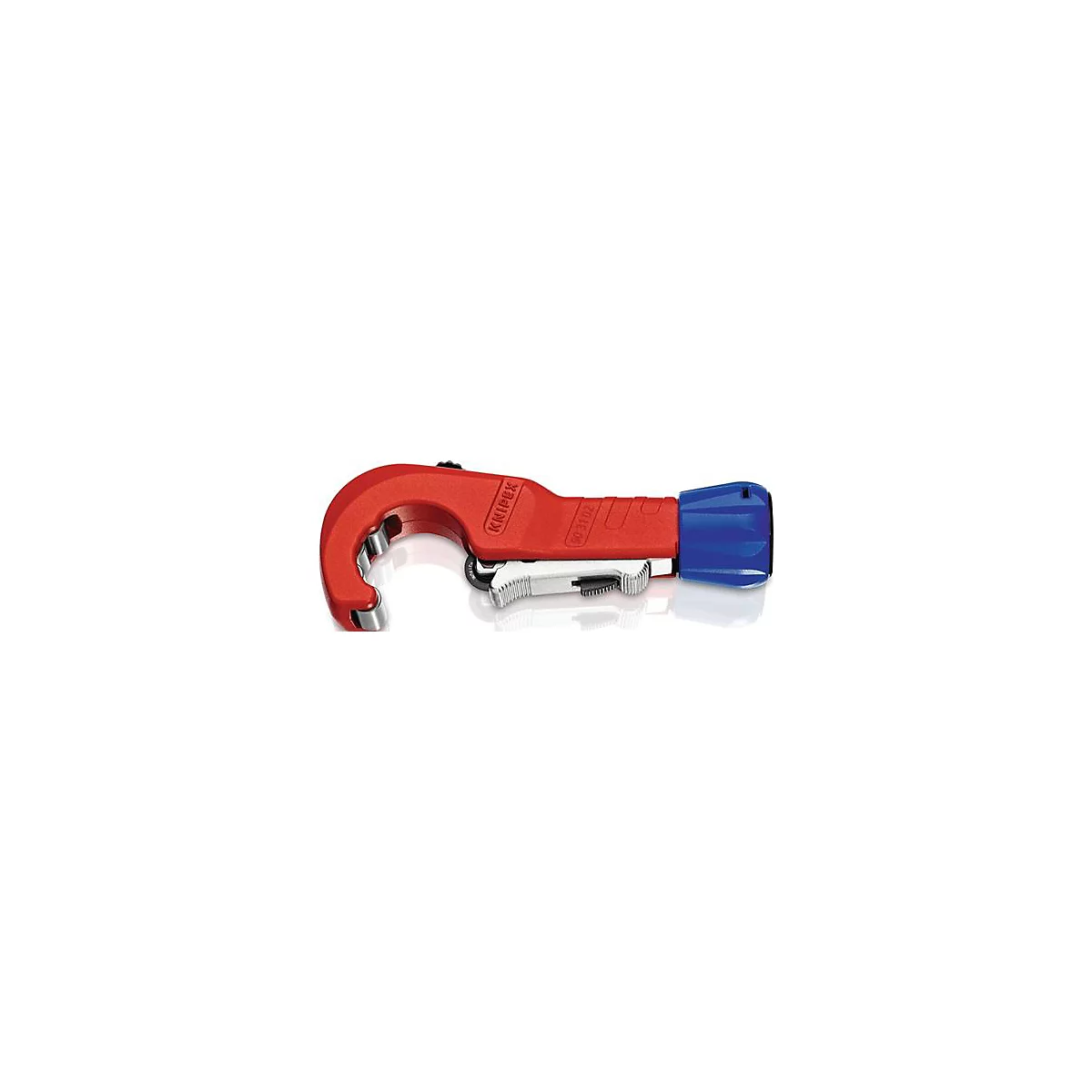 Coupe-tube en rouge, bleu et argent. La poignée est rouge, la partie avant est argentée et la partie arrière est bleue. Inscription : Knipex, 50 31 02.