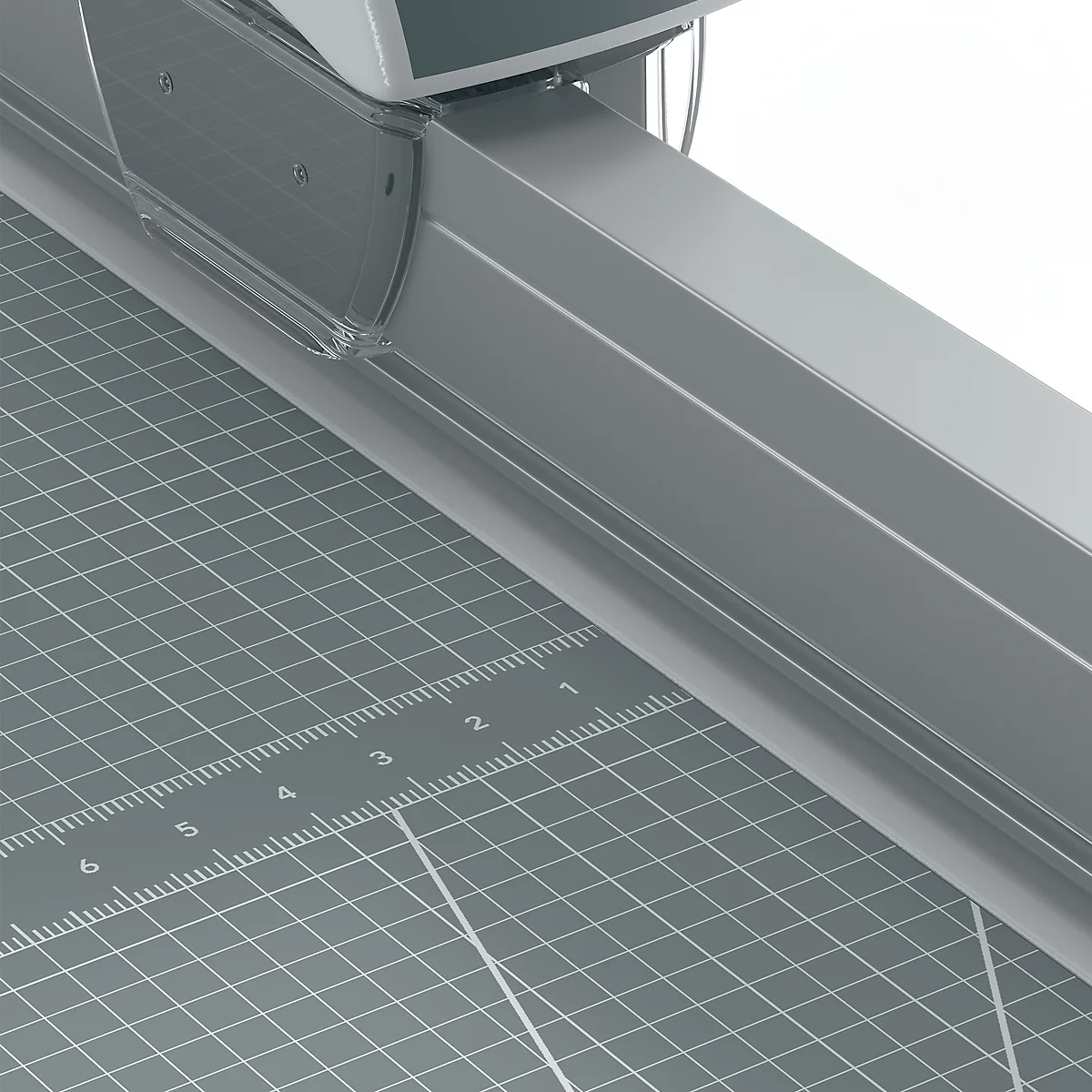 Gros plan d'une découpeuse en tons de gris avec grille et échelle.