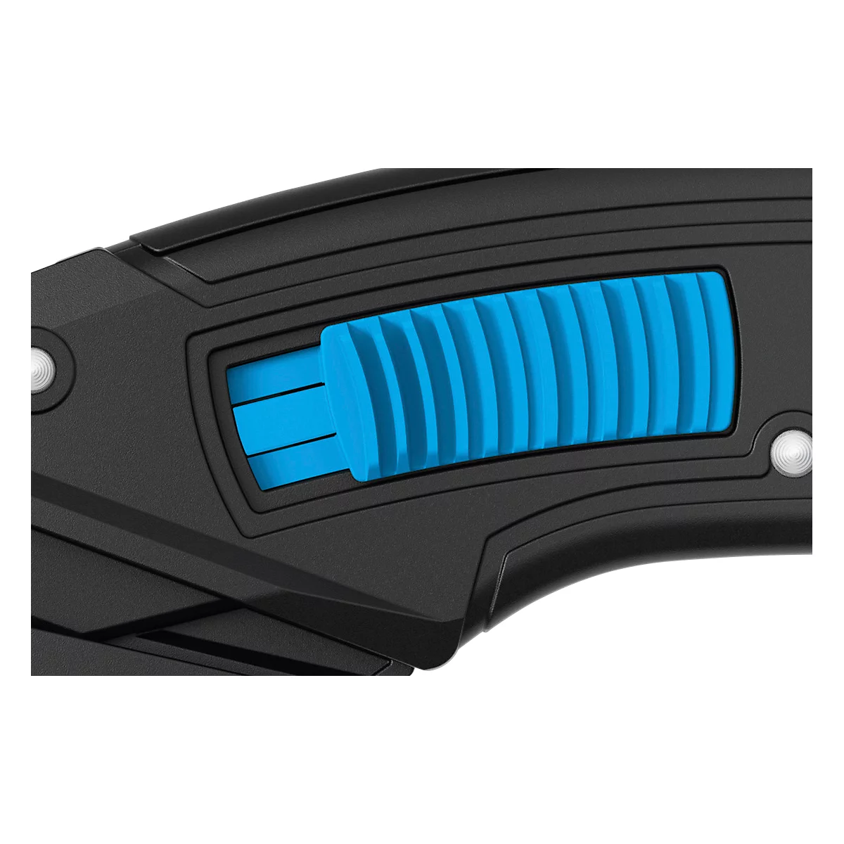 Gros plan sur un cutter noir avec un curseur bleu vif nervuré pour le fonctionnement.