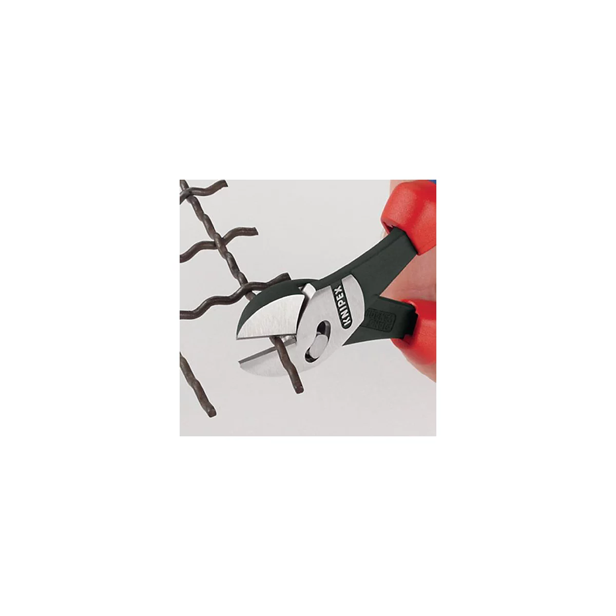Gros plan sur une pince coupante coupant un fil. Pince en noir, argent et rouge avec lettrage Knipex. Fil coupé au premier plan.