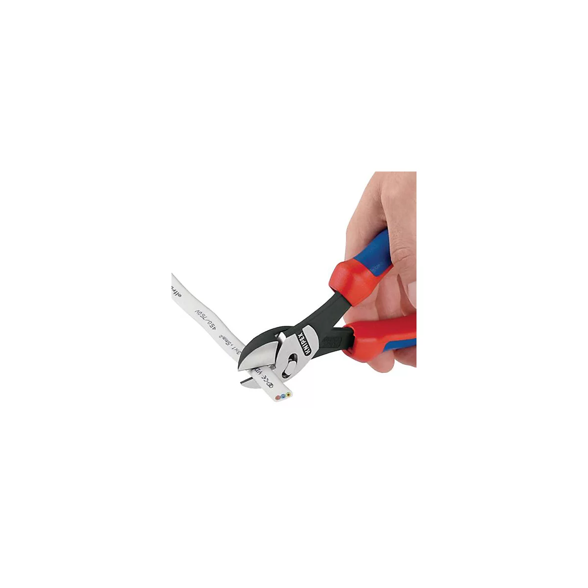 Une main coupe un câble avec des pinces coupantes rouges et bleues. Des détails tels que 3x1.5mm2 sont écrits sur le câble.