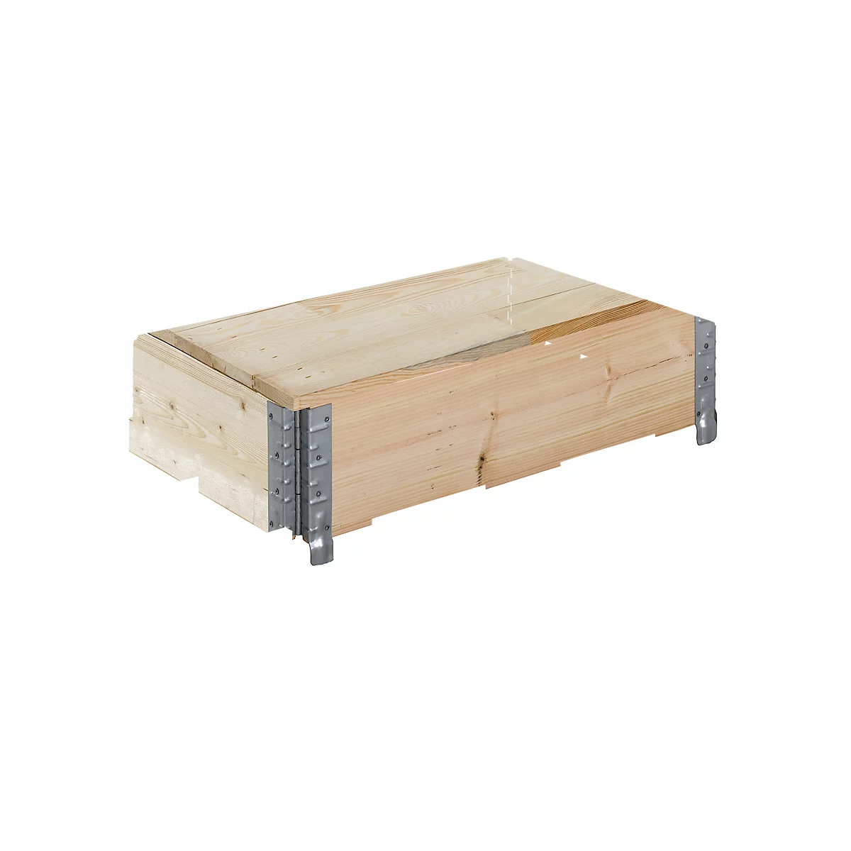 Boîte en bois avec des équerres métalliques. Forme rectangulaire, grain de bois visible.