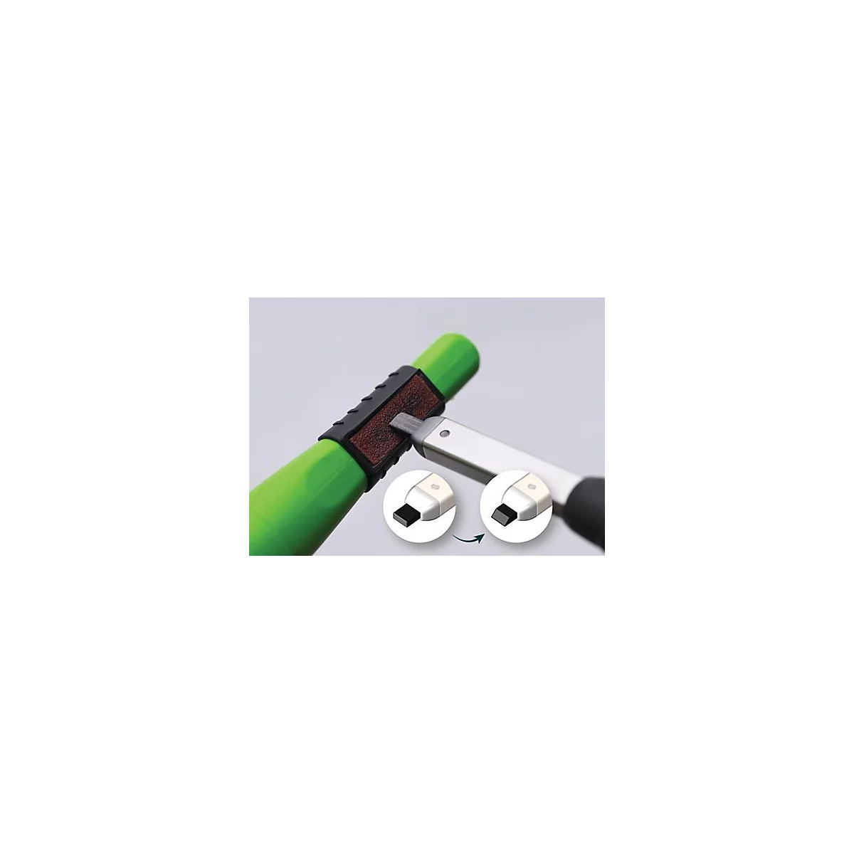 Un stylo avec un nettoyant pour pointe de stylo noir. Une comparaison du nettoyage de la pointe est montrée avec un graphique.