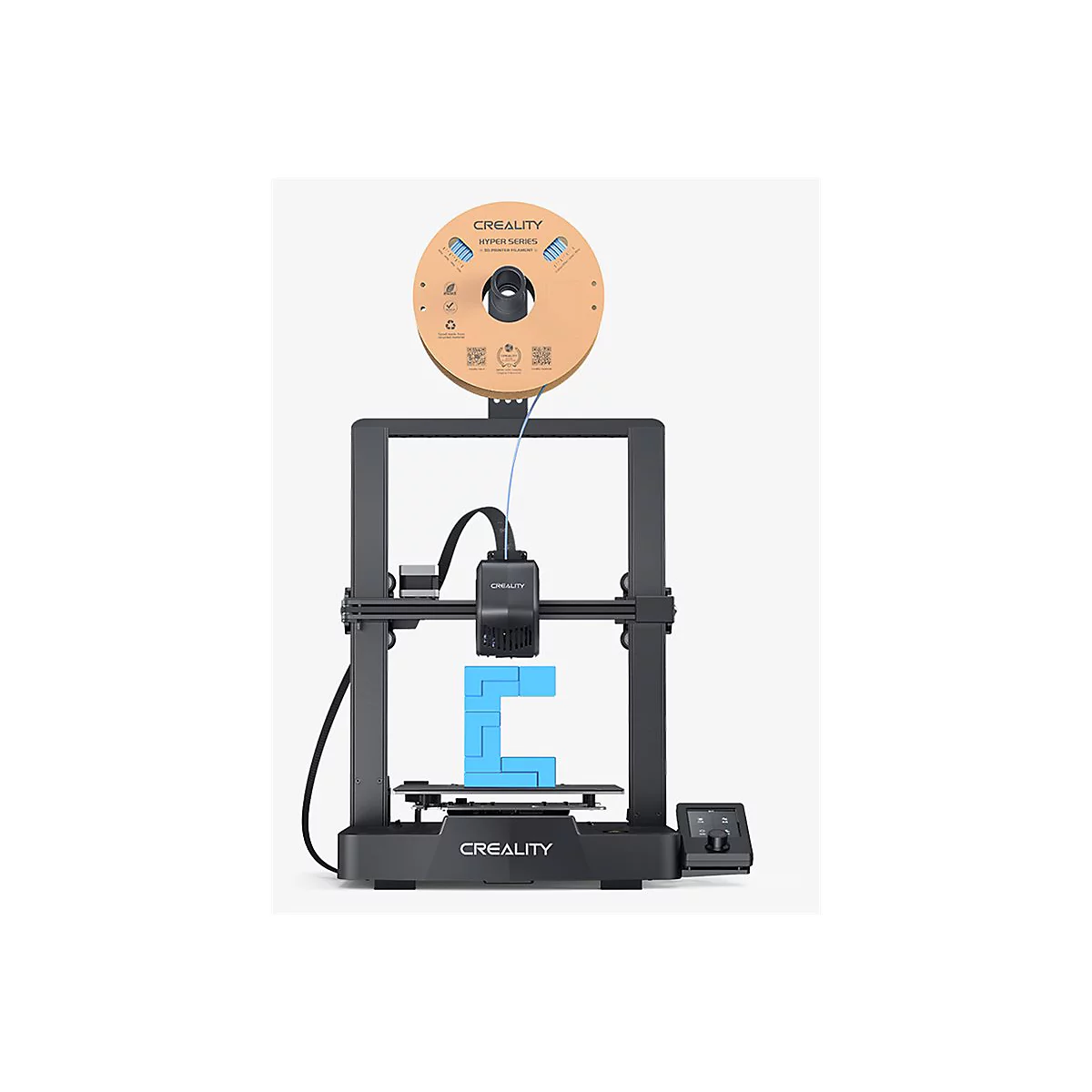 Schwarzer Creality 3D-Drucker vor weißem Hintergrund mit blauen Testwürfeln und oben montierter Filamentrolle.