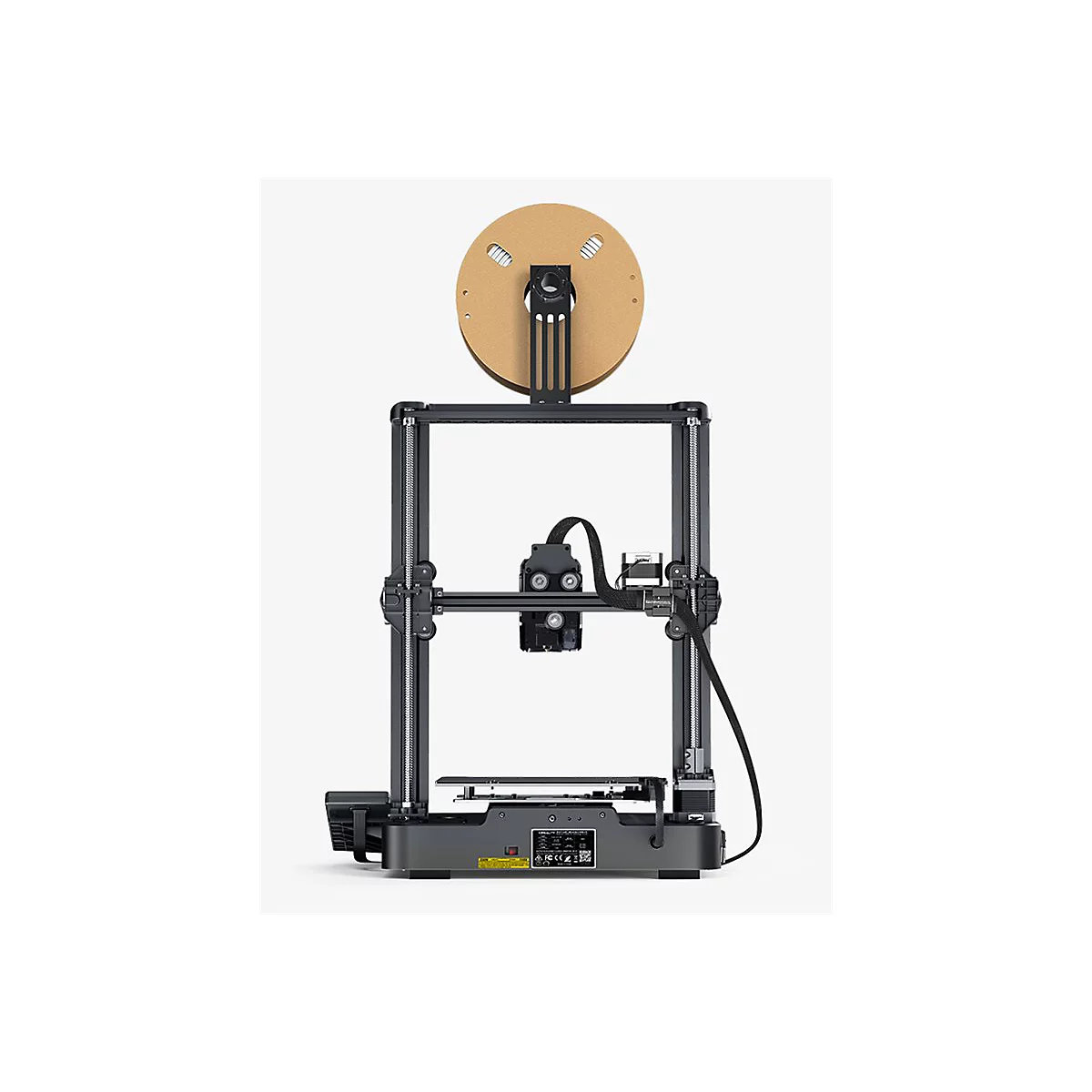 Schwarzer 3D-Drucker mit Filamentrolle oben auf weißem Hintergrund, Vorderansicht.