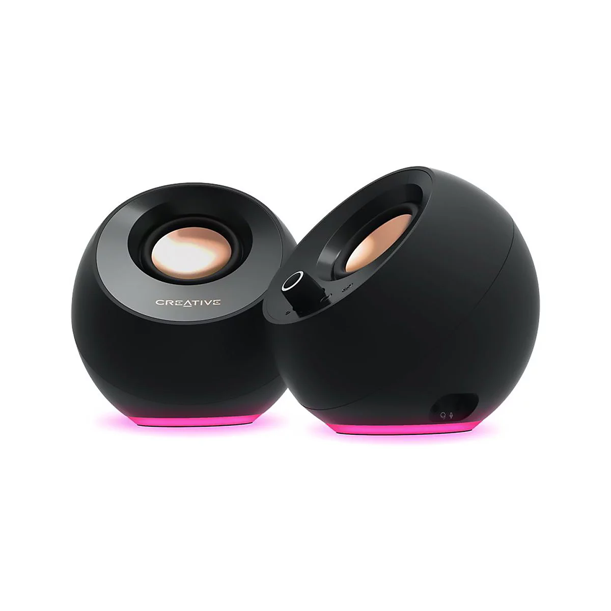 Zwei schwarze, kugelförmige Creative-Lautsprecher mit kupferfarbenen Membranen und pinker Unterbodenbeleuchtung.
