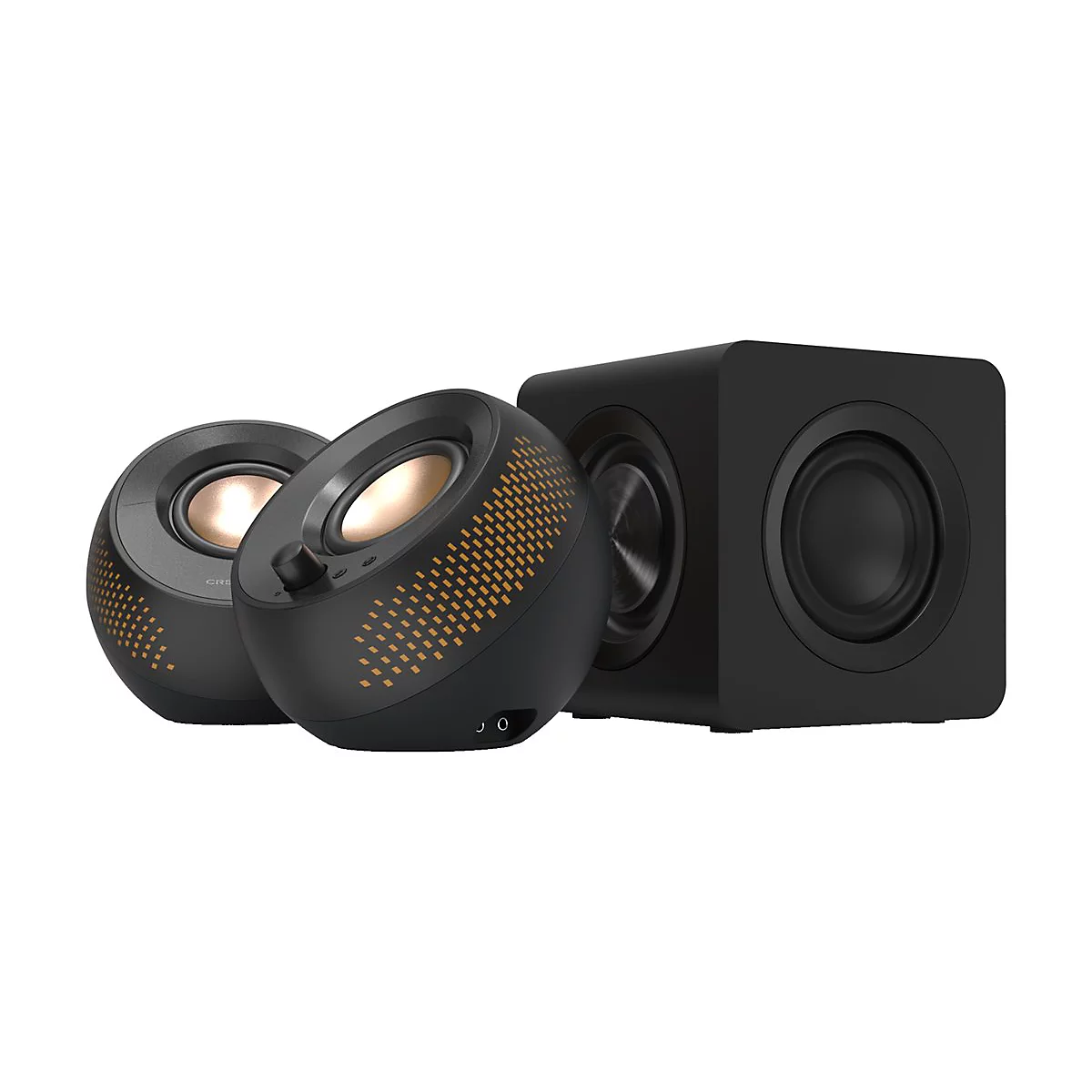 Zwei runde schwarze Lautsprecher mit goldener Membran und ein würfelförmiger Subwoofer vor weißem Hintergrund.