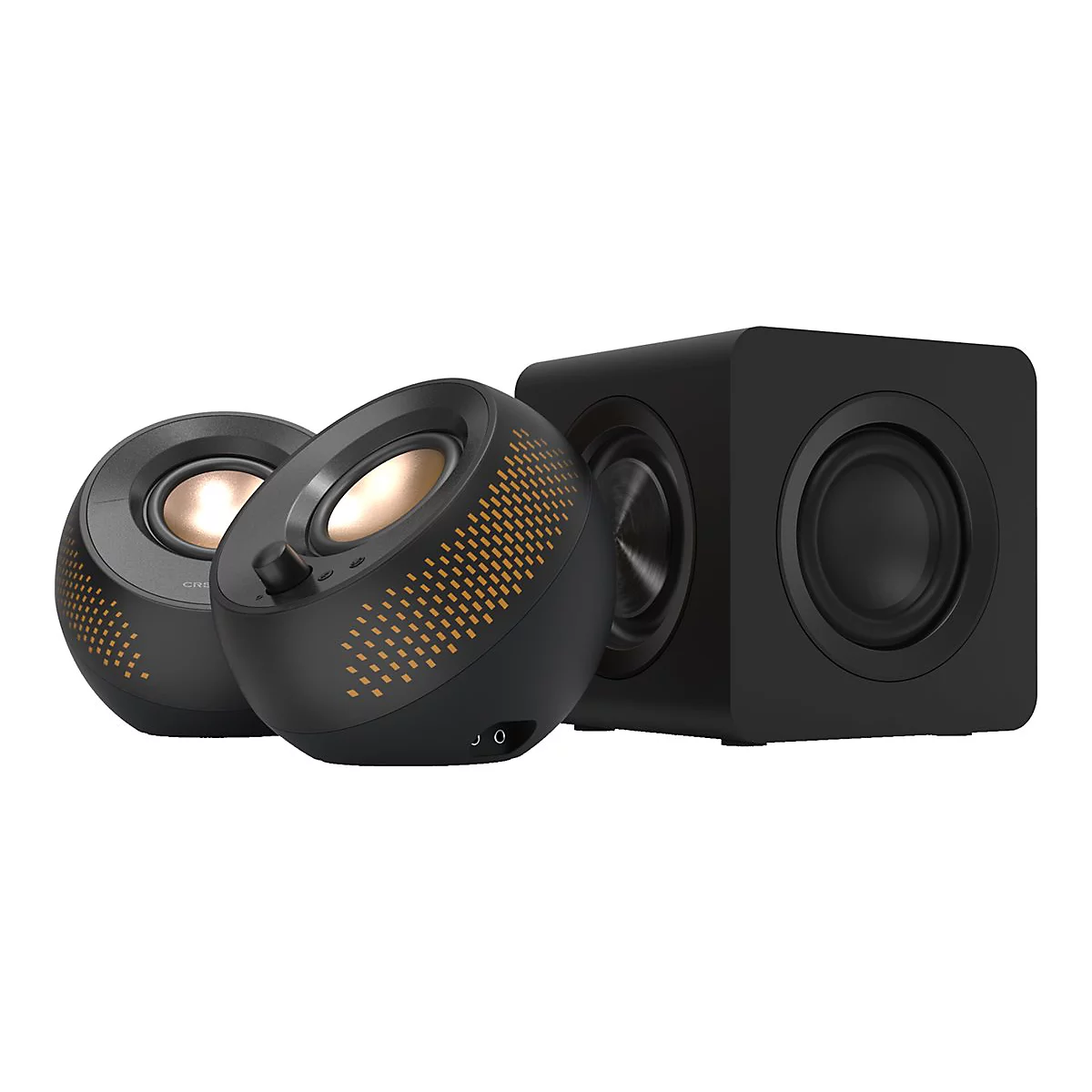 Zwei runde, schwarze Lautsprecher mit goldener Membran und ein quadratischer Subwoofer vor weißem Hintergrund.