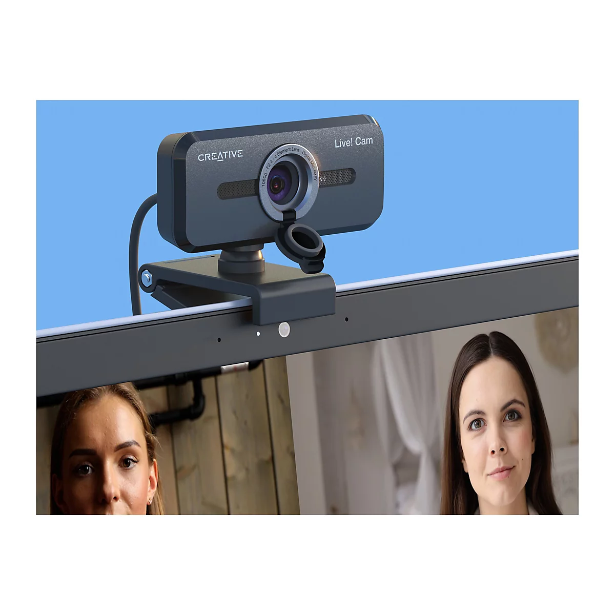 Webcam Creative Live! Cam auf einem Monitor. Zwei Frauen in einem Videogespräch, eine vor Holz, eine vor hellem Hintergrund.